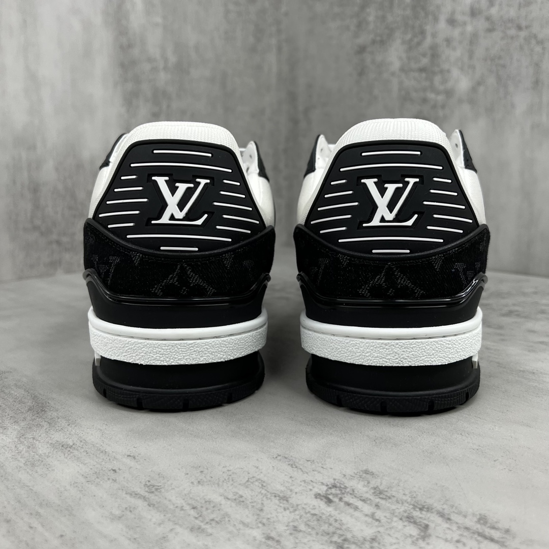 Louis Vuitton 新款上架 2062 Louis*Vuitto* LV Trainer 最新走秀款 大底和面料私模 绝对下血本费心思的一款鞋子 自Vifgil到来之后而设计的这一系列 每一季度都深受众多粉丝的青睐 TPU 大底 包装