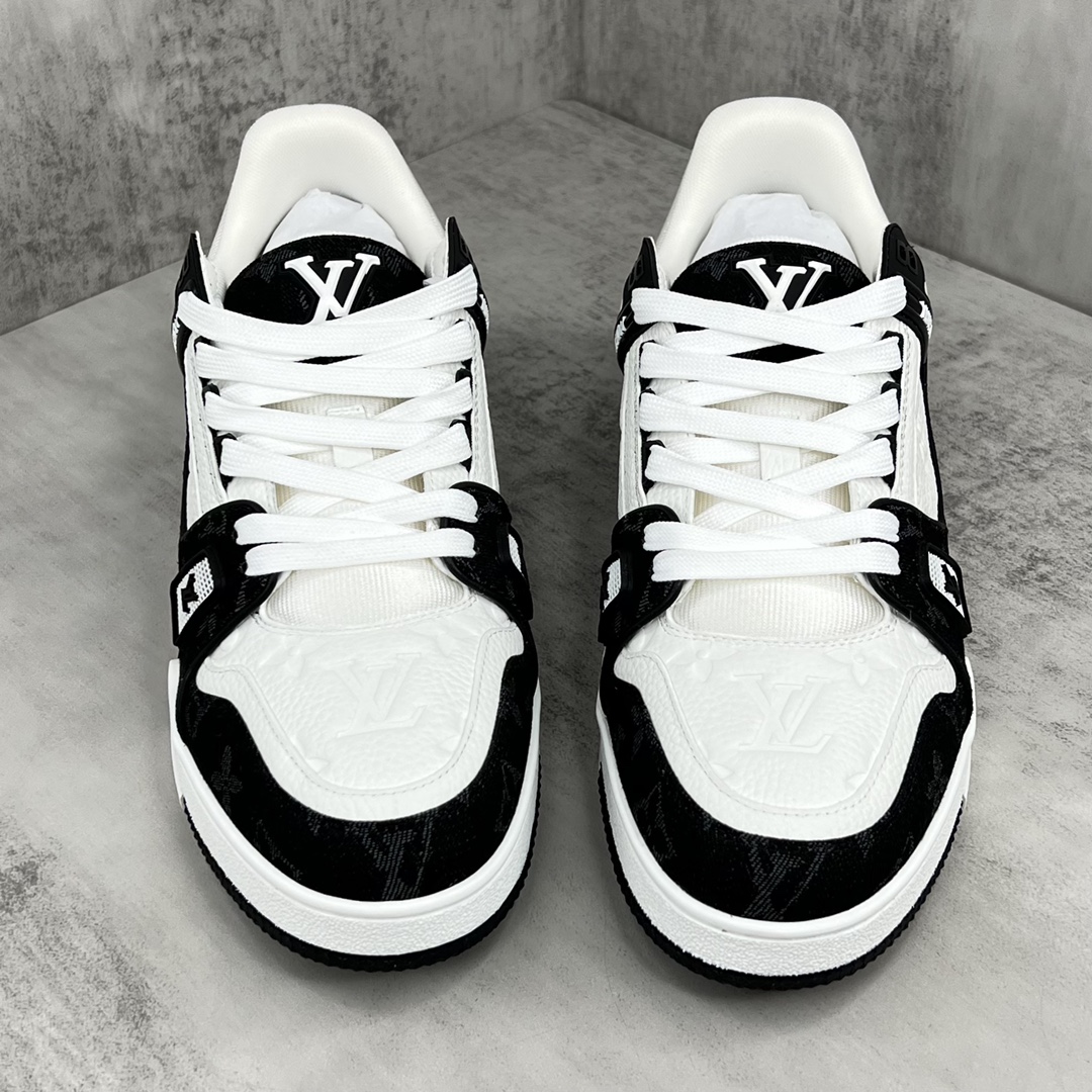 Louis Vuitton 新款上架 2062 Louis*Vuitto* LV Trainer 最新走秀款 大底和面料私模 绝对下血本费心思的一款鞋子 自Vifgil到来之后而设计的这一系列 每一季度都深受众多粉丝的青睐 TPU 大底 包装