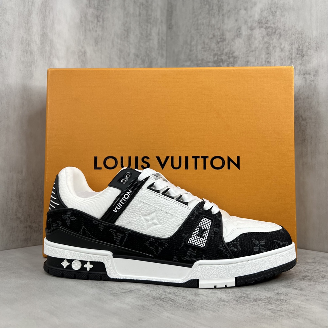 Louis Vuitton 新款上架 2062 Louis*Vuitto* LV Trainer 最新走秀款 大底和面料私模 绝对下血本费心思的一款鞋子 自Vifgil到来之后而设计的这一系列 每一季度都深受众多粉丝的青睐 TPU 大底 包装