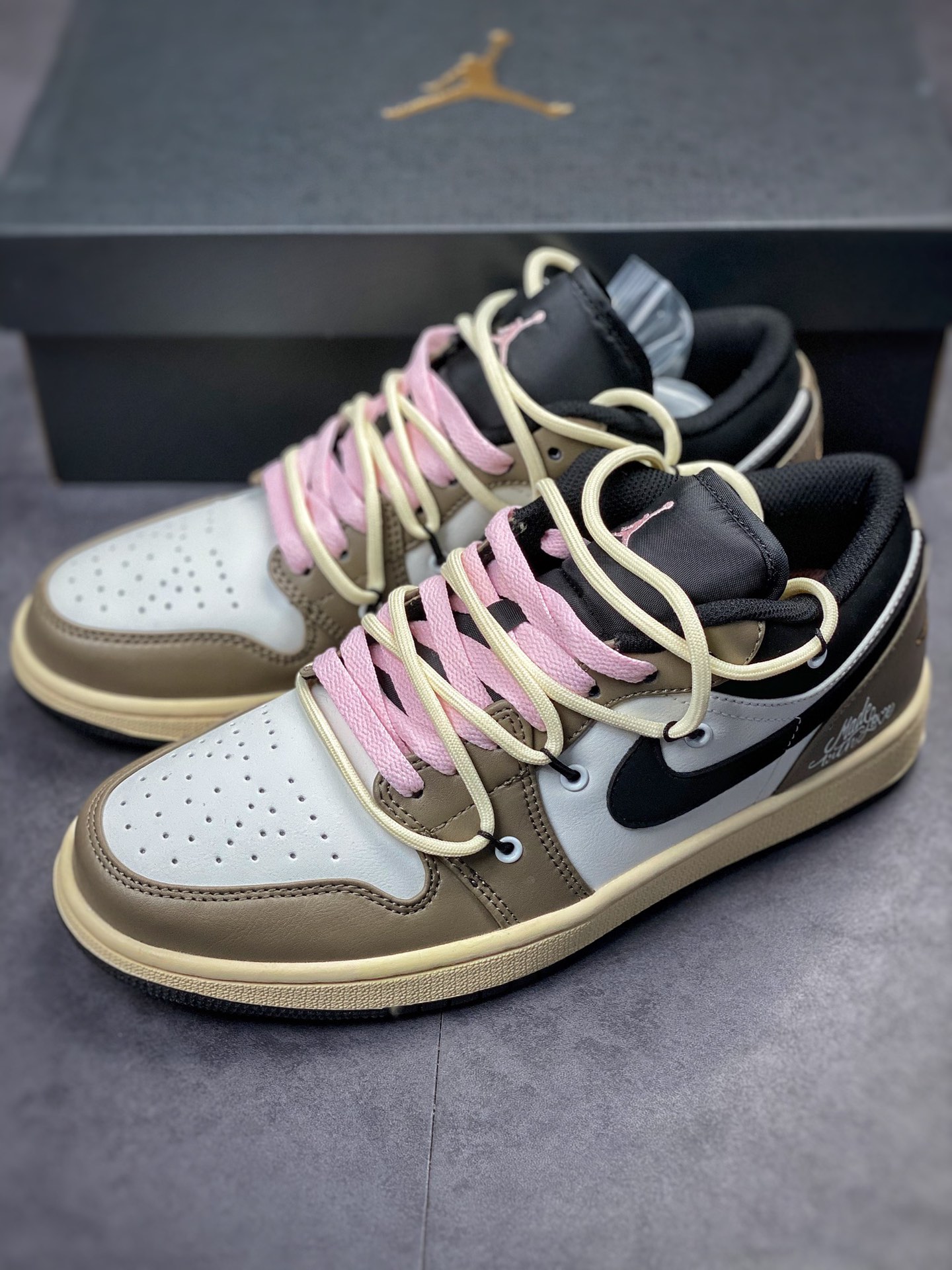Air Jordan 1 Low White Brown Strap 553558-062-Top High Quatity Cheap Sneakers Fashion Clothing Clothes Bags handbags Shoes of all Brand wholesale With The best Quality And Beautiful Price from China Factory Chinese suppliers wholesaler seller Air Jordan 1 Low White Brown Strap 553558-062