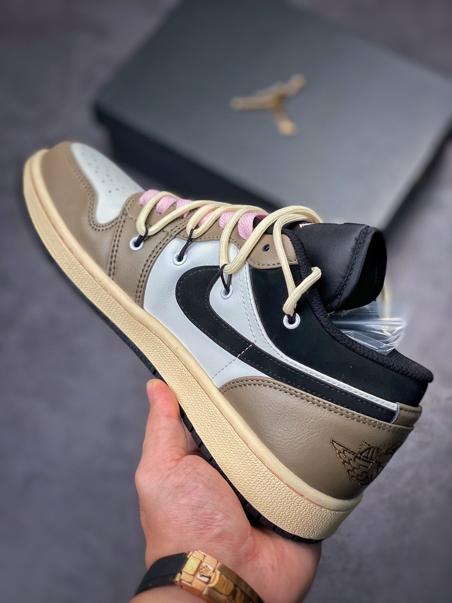 Air Jordan 1 Low White Brown Strap 553558-062-Top High Quatity Cheap Sneakers Fashion Clothing Clothes Bags handbags Shoes of all Brand wholesale With The best Quality And Beautiful Price from China Factory Chinese suppliers wholesaler seller Air Jordan 1 Low White Brown Strap 553558-062