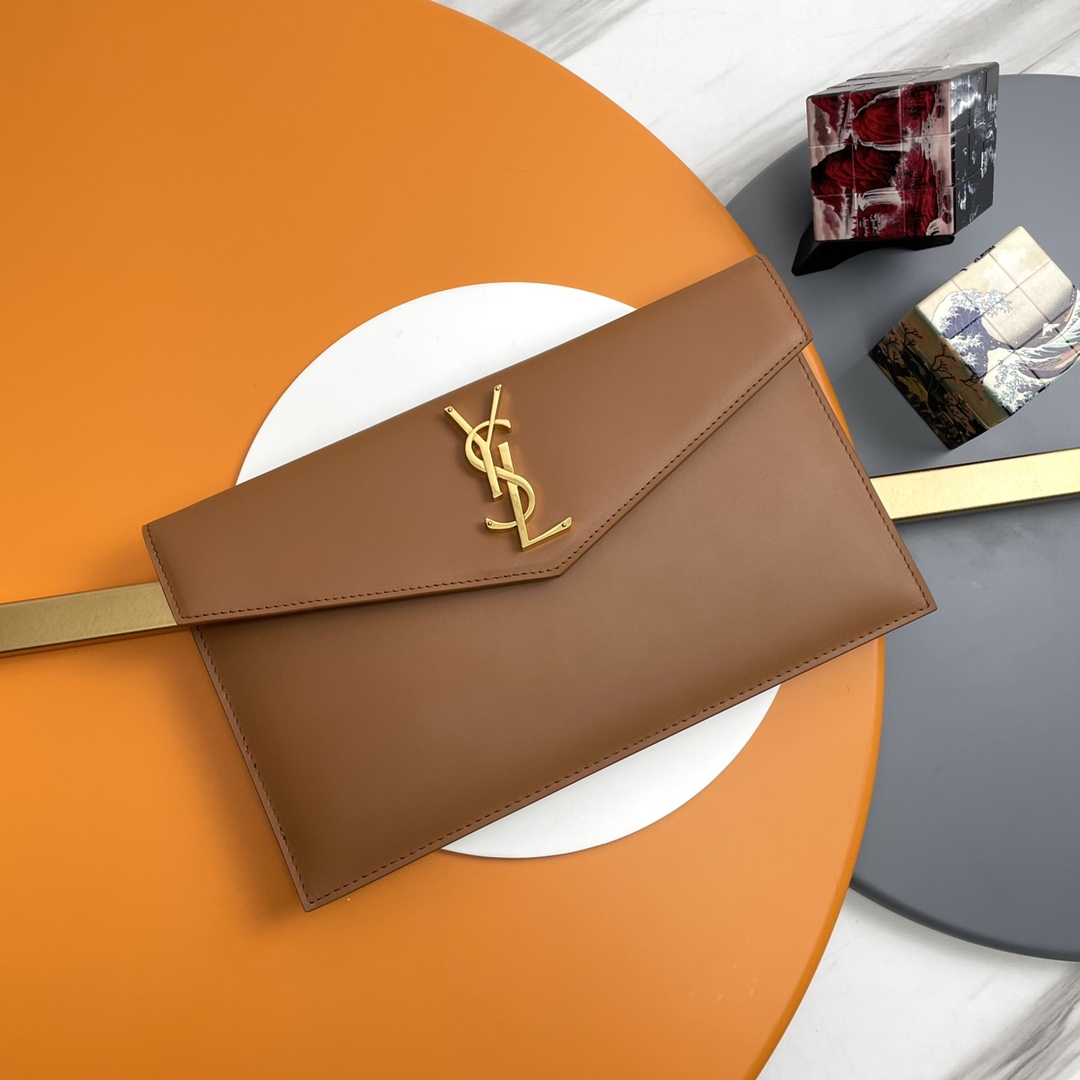 320PUptown_Nuevo bolso de mano. El logo metálico más clásico e icónico, piel de vacuno importada de Italia, s…