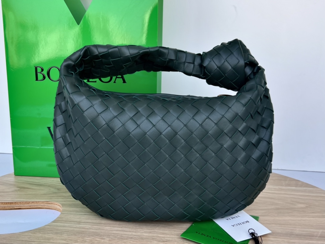 Bottega Veneta Batch 980 JODIE large ink green ~ 690225 is much more practical than the small size. The shape is still the same fashionable and g