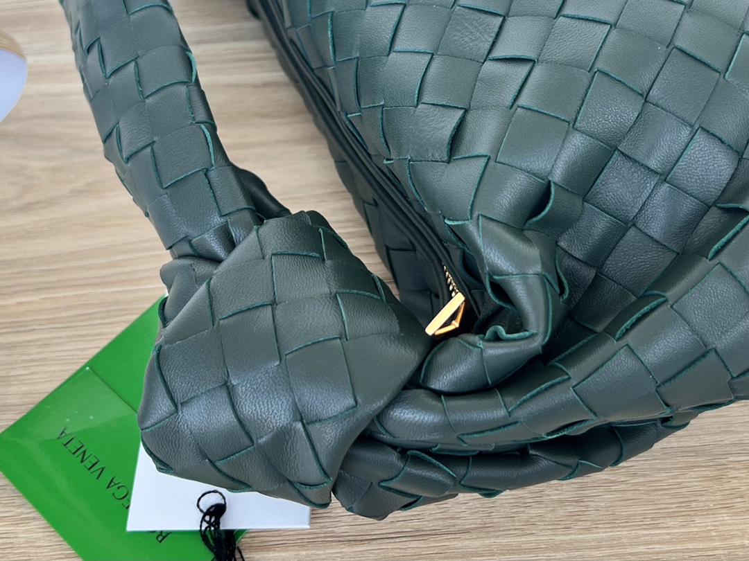 Bottega Veneta Batch 980 JODIE large ink green ~ 690225 is much more practical than the small size. The shape is still the same fashionable and g