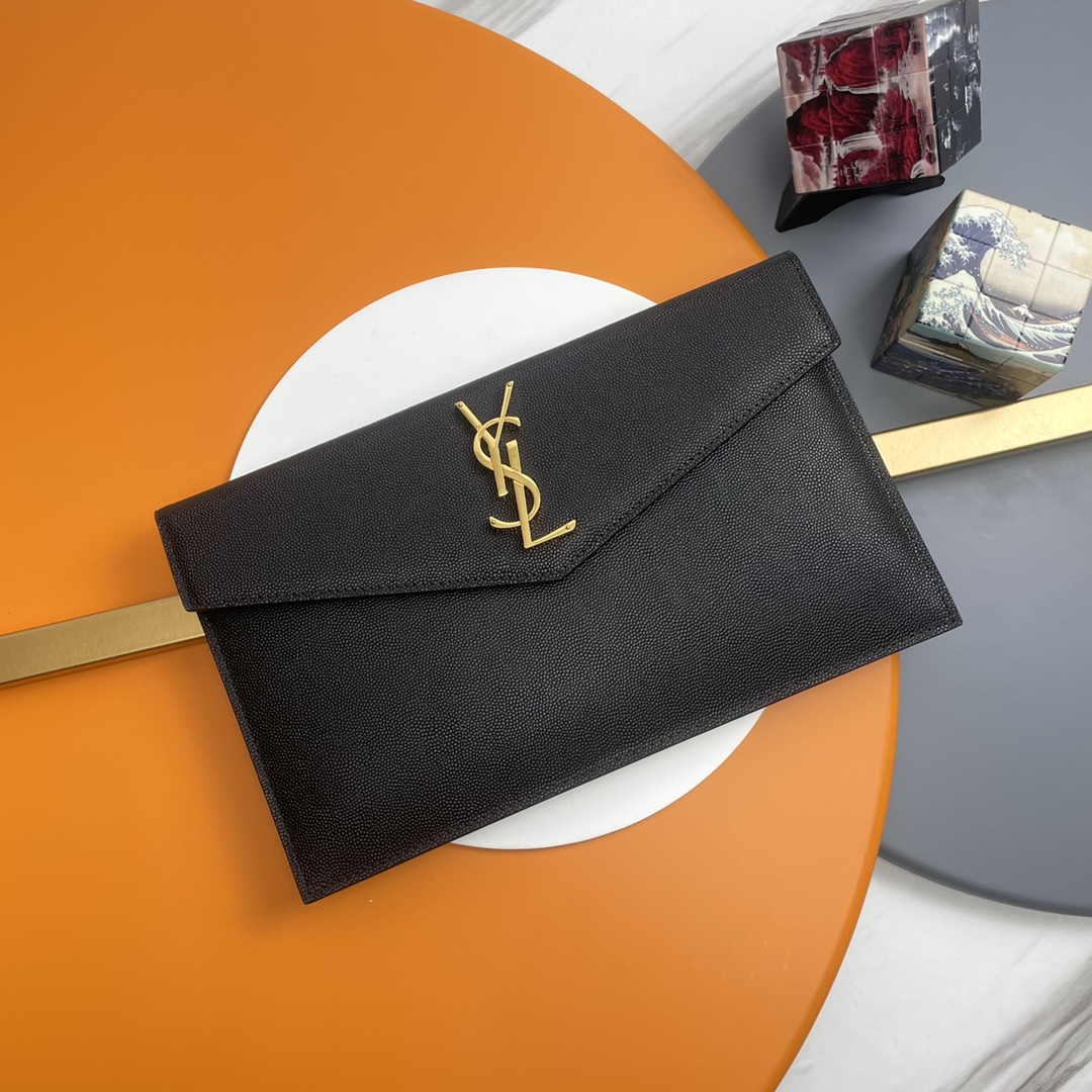 320PPUptown_ Nuevo clutch de caviar, sobre con solapa, adornado con el logotipo metálico más clásico e icónico[regalo],…