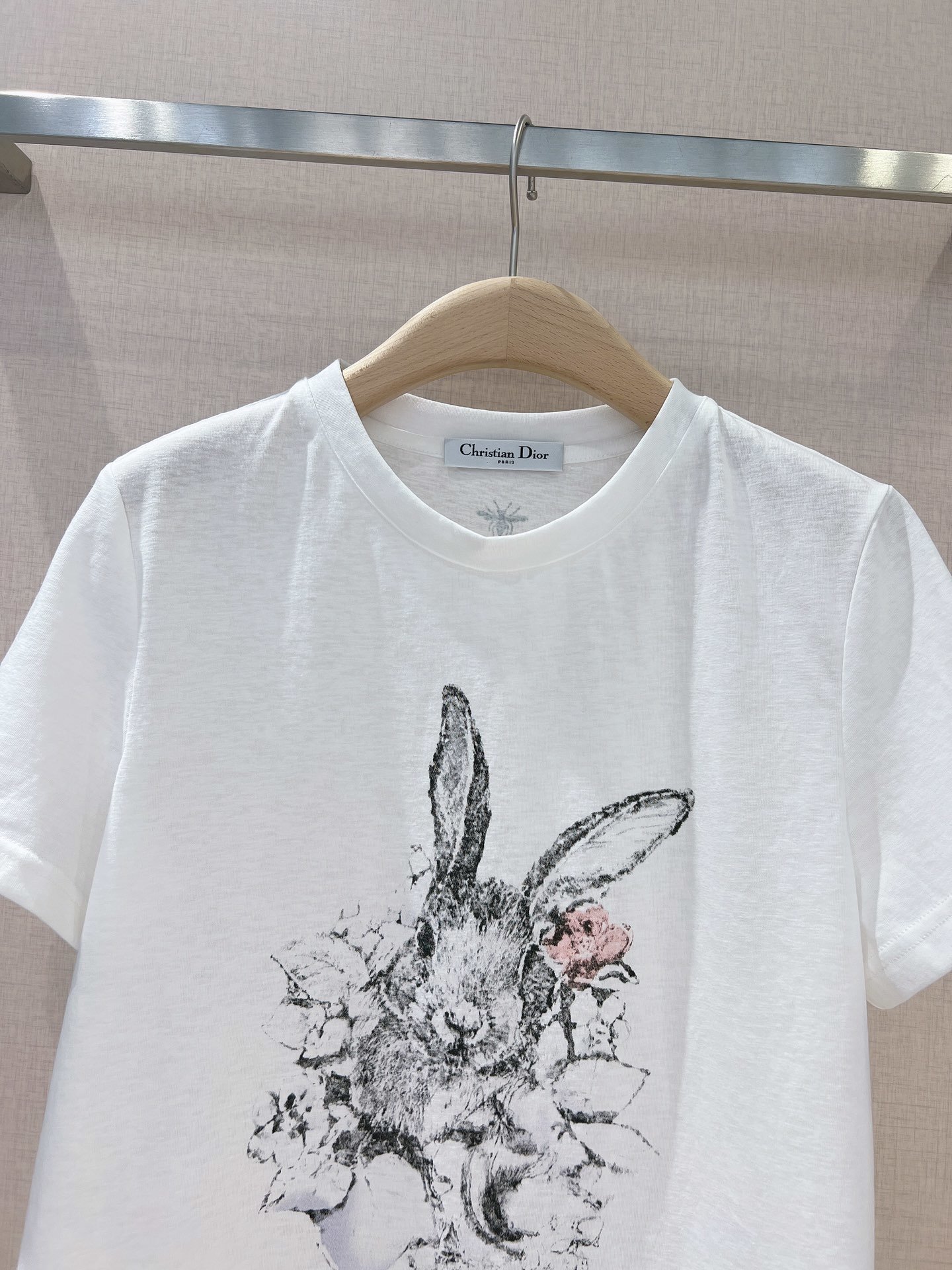 Dio*r早春新款可爱兔D家早春兔年款真的太好看了可爱兔的图案素描设计时尚简约圆领T恤百搭好穿萌兔印花超