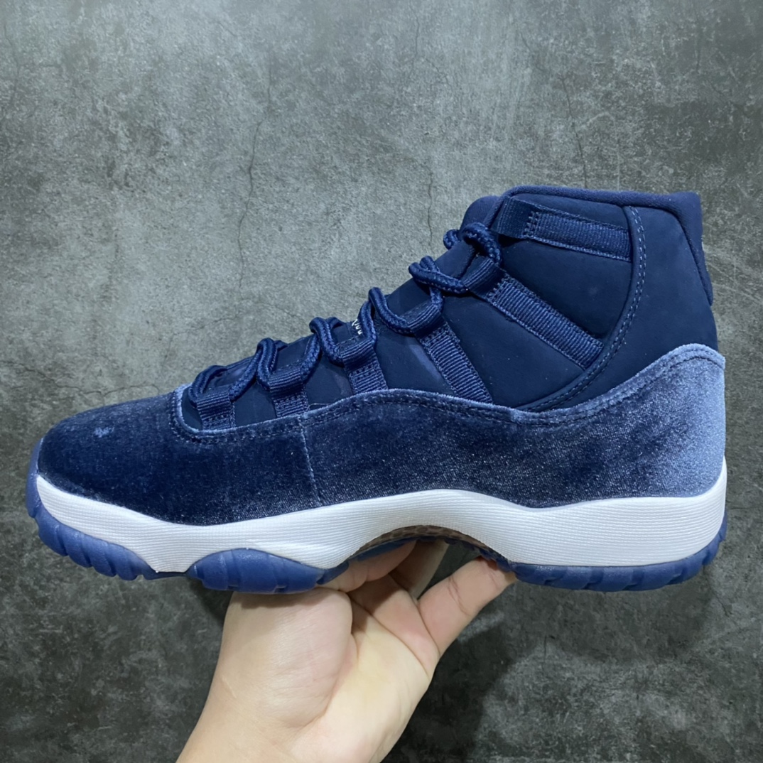 图片[2]-莞顶纯原版Air Jordan AJ11 \”Midnight Navy\” 丝绒午夜蓝 AR0715-441 市售版本中天花板的存在 欢迎对比pk 原楦原档案数据开模打造 原厂中底拉帮钢印 原厂漆皮 防冻不开裂 头层皮料 原装鞋撑 水晶大底正确色度色泽 原楦原数据刺绣 原厂车缝走线及对位 毫厘不差 飞人logo采用原数据电脑刺绣 原装正品碳纤维真实碳板 增强抗扭 原内标 原盒标 正确官方原盒 原厂防氧化水晶外底 原厂配套厂全掌solo气垫 尺码：36 36.5 37.5 38 38.5 39 40 40.5 41 42 42.5 43 44 44.5 45 46 47.5-选品中心