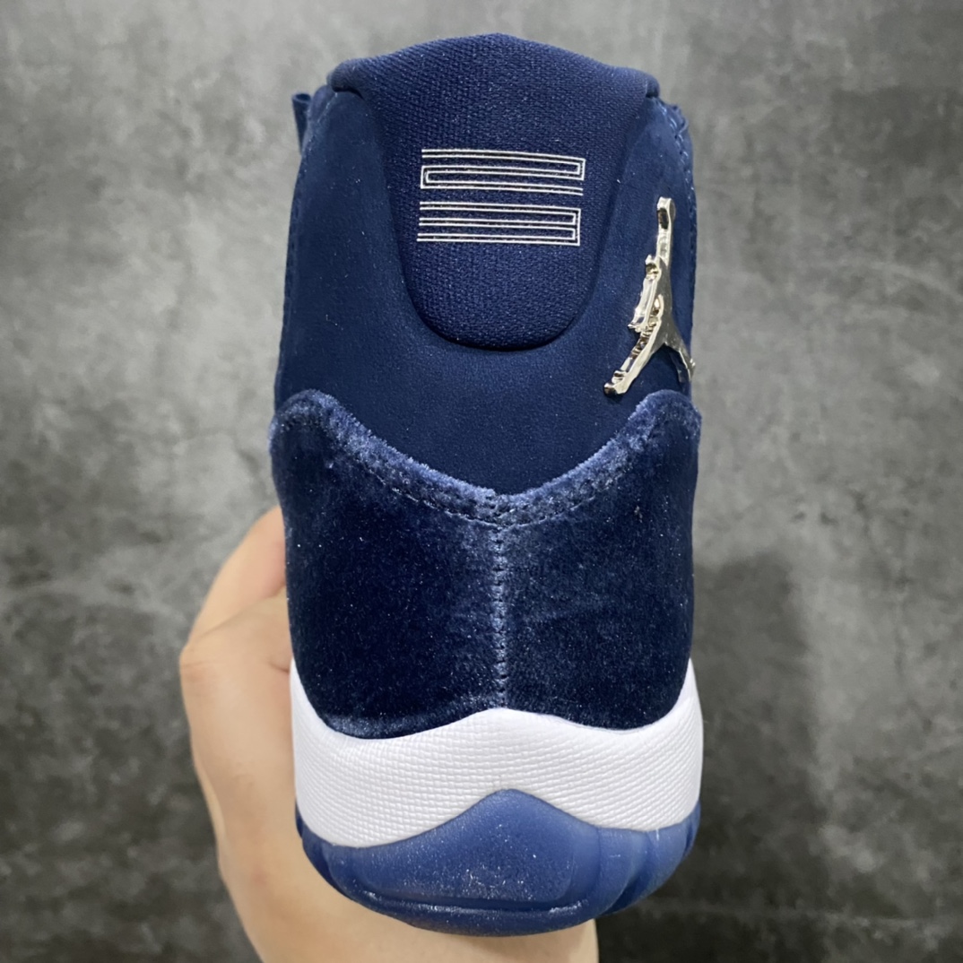 图片[4]-莞顶纯原版Air Jordan AJ11 \”Midnight Navy\” 丝绒午夜蓝 AR0715-441 市售版本中天花板的存在 欢迎对比pk 原楦原档案数据开模打造 原厂中底拉帮钢印 原厂漆皮 防冻不开裂 头层皮料 原装鞋撑 水晶大底正确色度色泽 原楦原数据刺绣 原厂车缝走线及对位 毫厘不差 飞人logo采用原数据电脑刺绣 原装正品碳纤维真实碳板 增强抗扭 原内标 原盒标 正确官方原盒 原厂防氧化水晶外底 原厂配套厂全掌solo气垫 尺码：36 36.5 37.5 38 38.5 39 40 40.5 41 42 42.5 43 44 44.5 45 46 47.5-选品中心