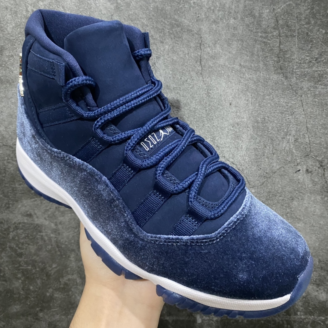 图片[3]-莞顶纯原版Air Jordan AJ11 \”Midnight Navy\” 丝绒午夜蓝 AR0715-441 市售版本中天花板的存在 欢迎对比pk 原楦原档案数据开模打造 原厂中底拉帮钢印 原厂漆皮 防冻不开裂 头层皮料 原装鞋撑 水晶大底正确色度色泽 原楦原数据刺绣 原厂车缝走线及对位 毫厘不差 飞人logo采用原数据电脑刺绣 原装正品碳纤维真实碳板 增强抗扭 原内标 原盒标 正确官方原盒 原厂防氧化水晶外底 原厂配套厂全掌solo气垫 尺码：36 36.5 37.5 38 38.5 39 40 40.5 41 42 42.5 43 44 44.5 45 46 47.5-选品中心