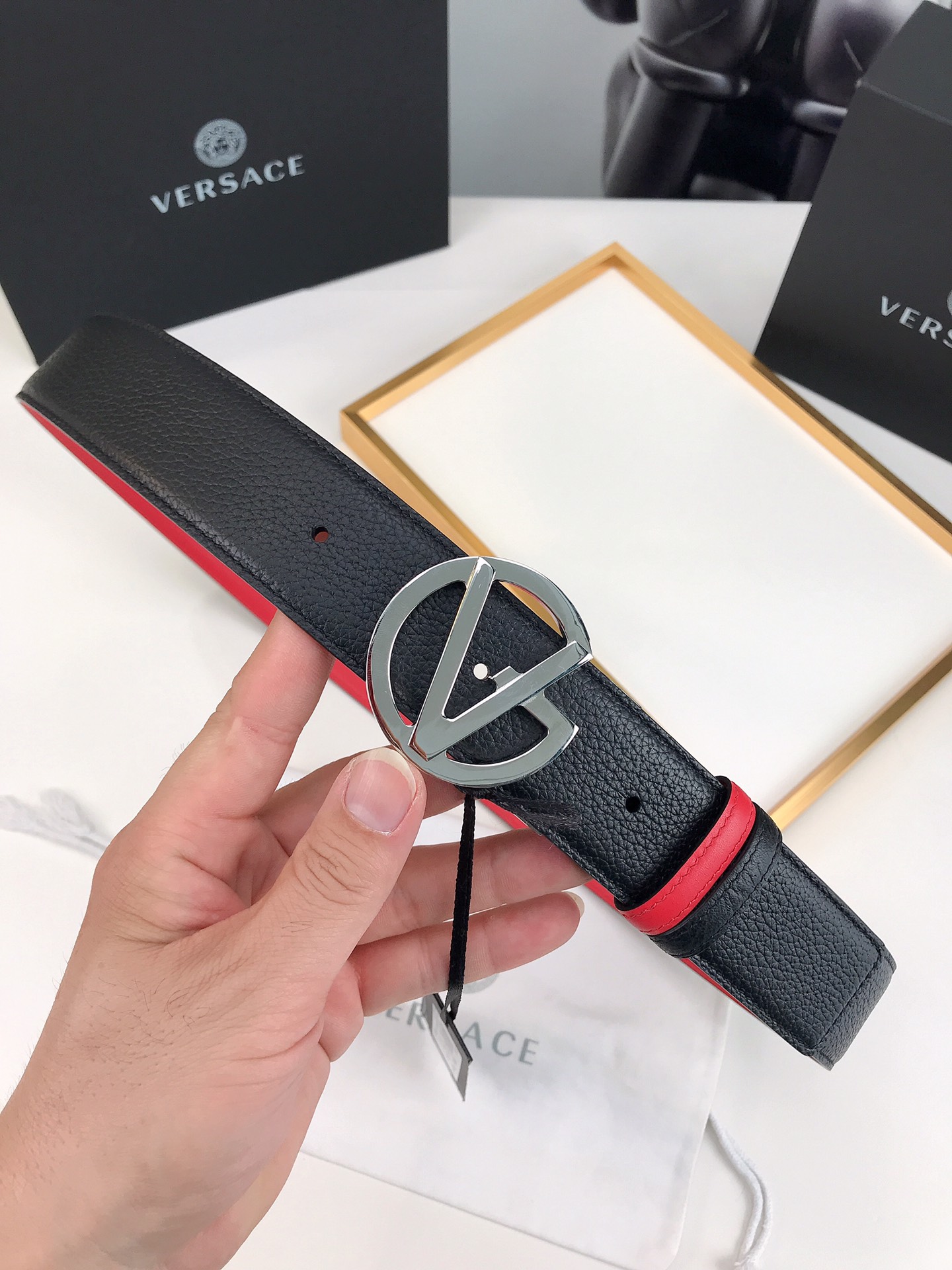 范思哲可逆皮带在小牛皮革与美杜莎V型扣孔4.0宽