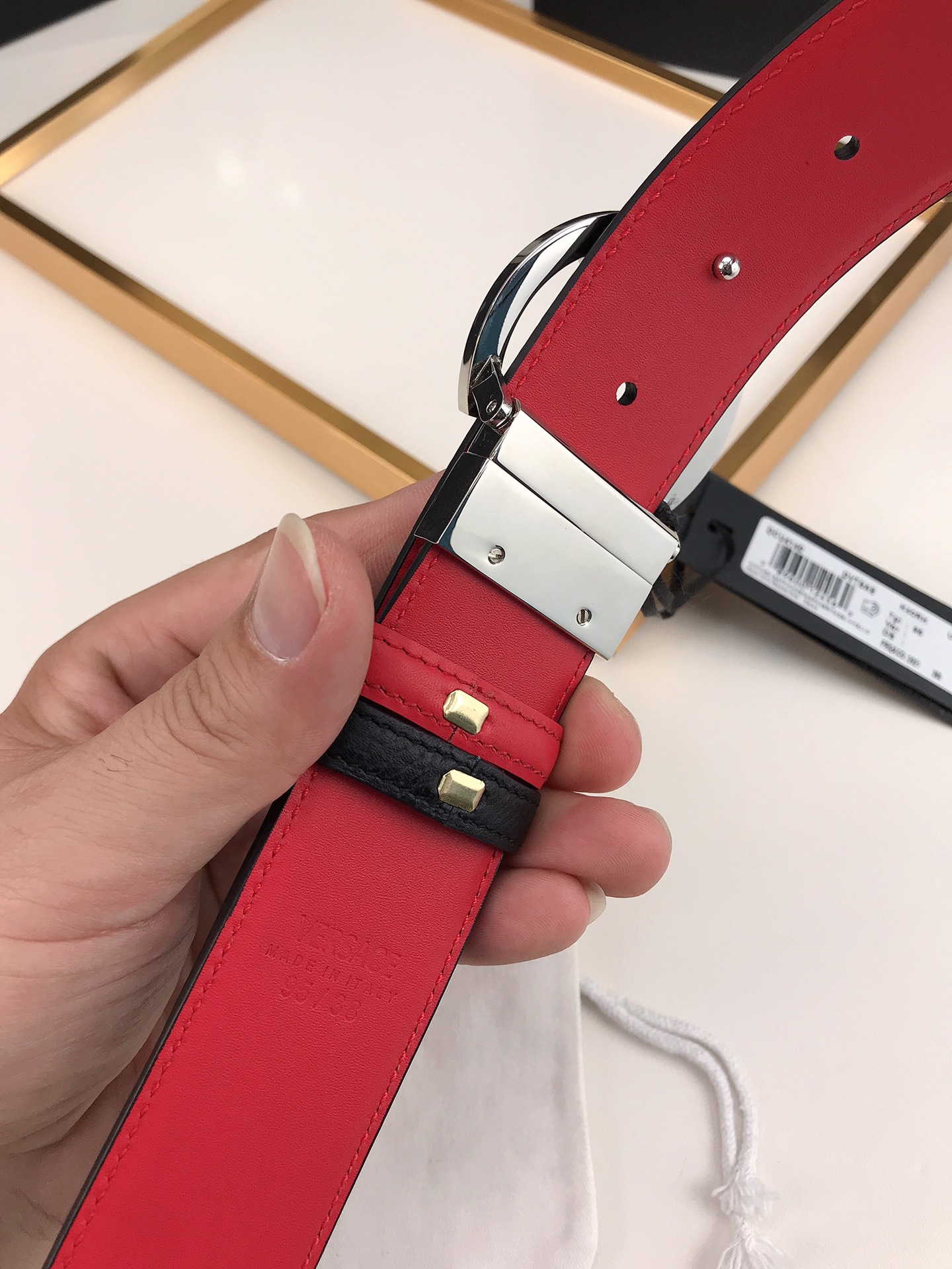 范思哲可逆皮带在小牛皮革与美杜莎V型扣孔4.0宽