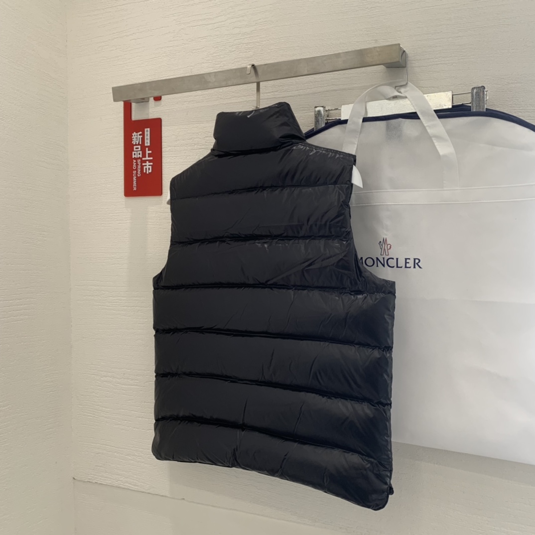 Moncler 蒙口 最最经典的羽绒马甲  早秋和暖冬可以说是必备款了，随便搭件卫衣、毛衣，上身超暖和超