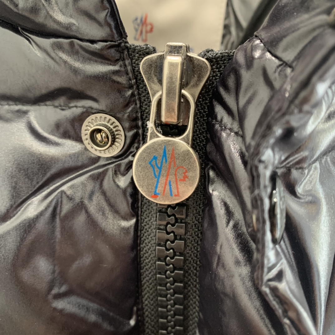 Moncler 蒙口 最最经典的羽绒马甲  早秋和暖冬可以说是必备款了，随便搭件卫衣、毛衣，上身超暖和超