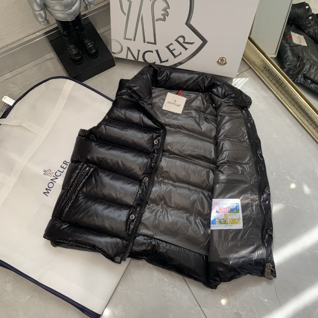 Moncler 蒙口 最最经典的羽绒马甲  早秋和暖冬可以说是必备款了，随便搭件卫衣、毛衣，上身超暖和超