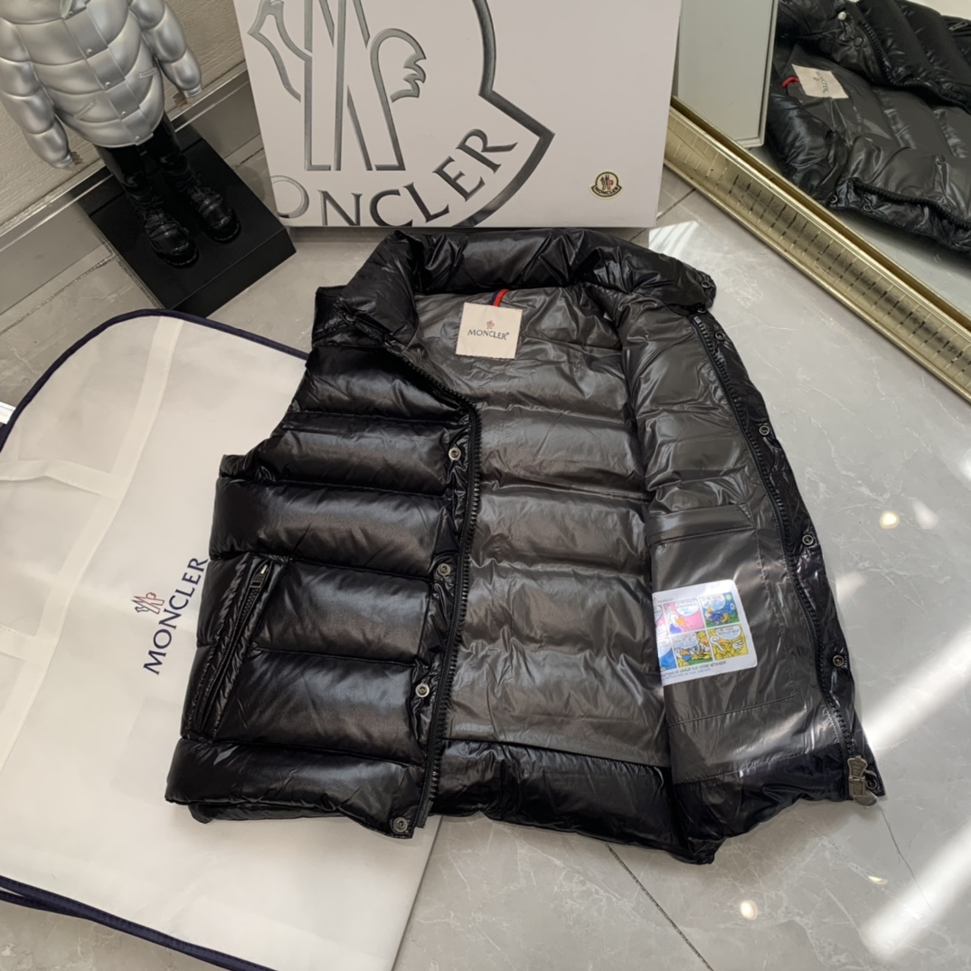 Moncler 蒙口 最最经典的羽绒马甲  早秋和暖冬可以说是必备款了，随便搭件卫衣、毛衣，上身超暖和超