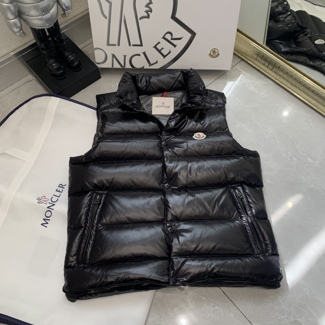 Moncler 蒙口 最最经典的羽绒马甲  早秋和暖冬可以说是必备款了，随便搭件卫衣、毛衣，上身超暖和超