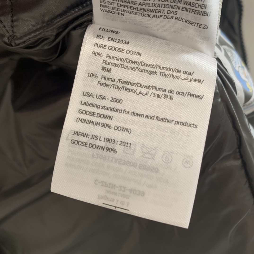 Moncler 蒙口 最最经典的羽绒马甲  早秋和暖冬可以说是必备款了，随便搭件卫衣、毛衣，上身超暖和超