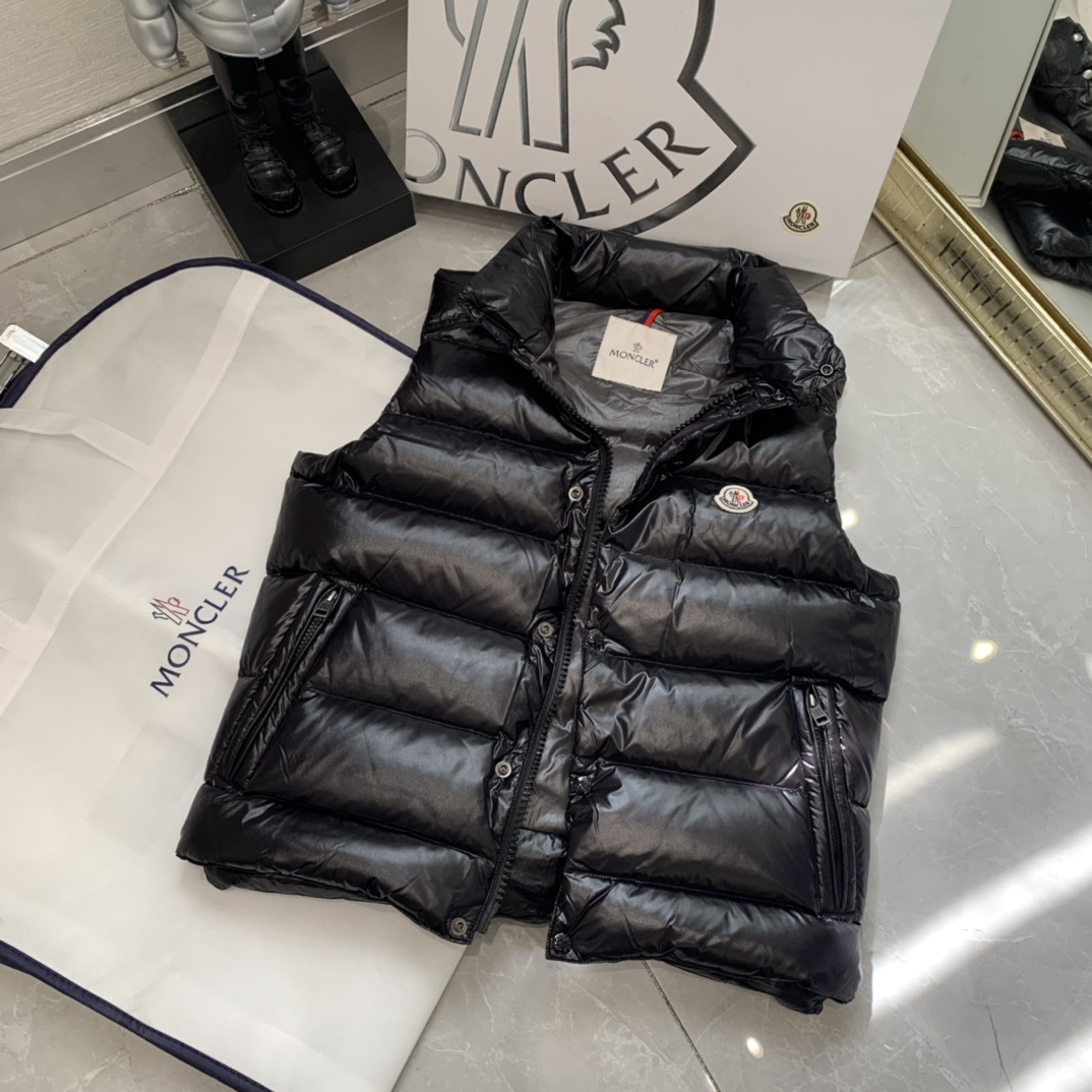 Moncler 蒙口 最最经典的羽绒马甲  早秋和暖冬可以说是必备款了，随便搭件卫衣、毛衣，上身超暖和超