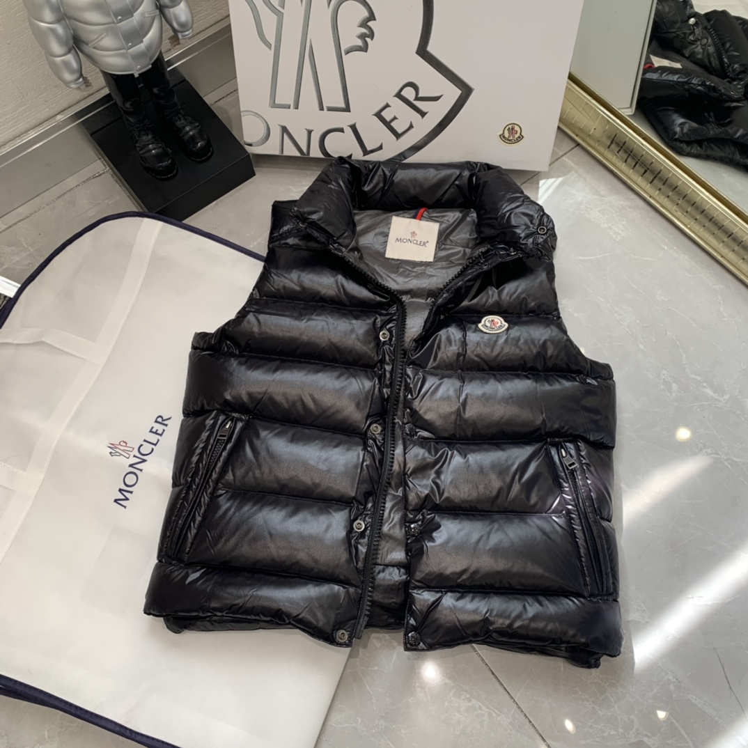 Moncler 蒙口 最最经典的羽绒马甲  早秋和暖冬可以说是必备款了，随便搭件卫衣、毛衣，上身超暖和超