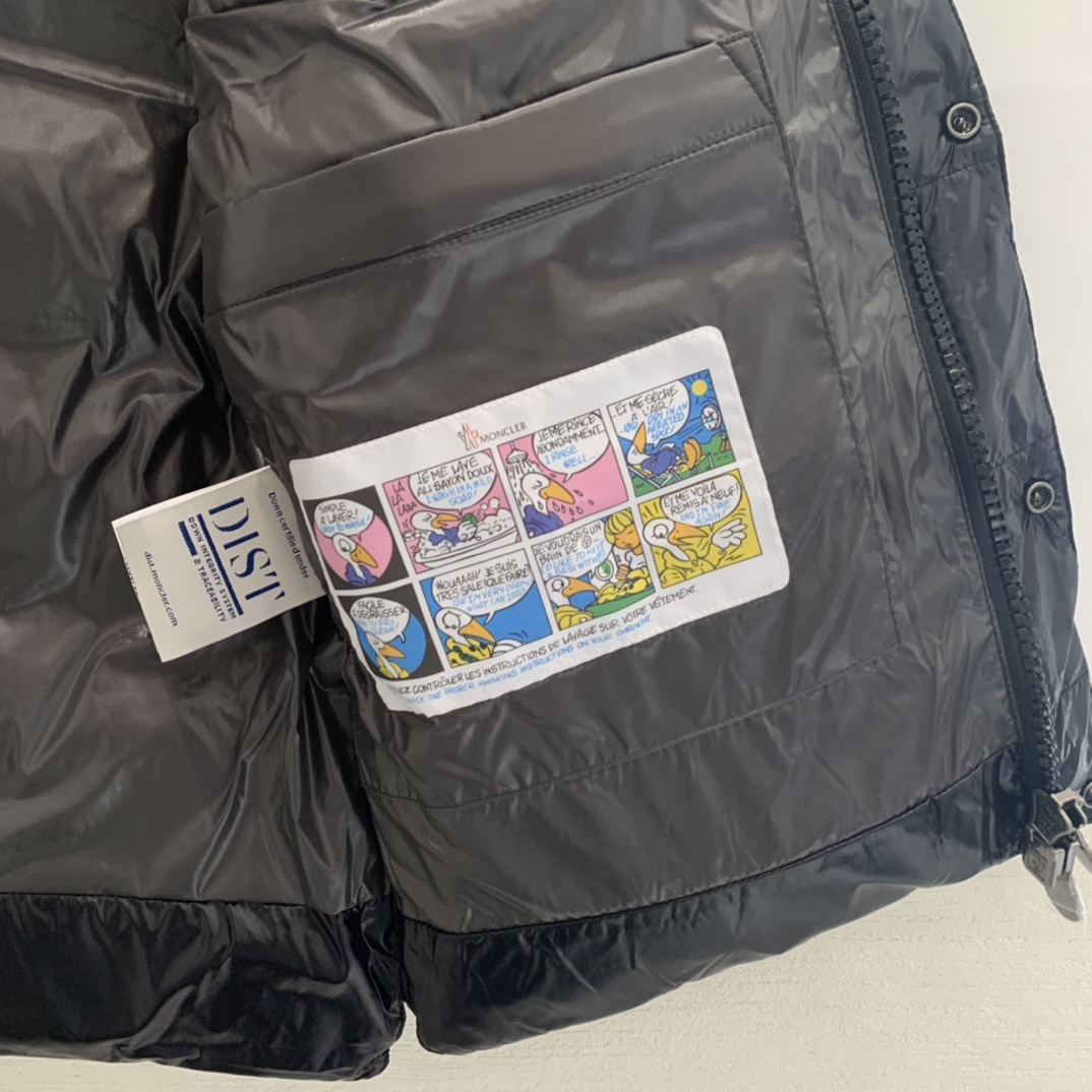 Moncler 蒙口 最最经典的羽绒马甲  早秋和暖冬可以说是必备款了，随便搭件卫衣、毛衣，上身超暖和超