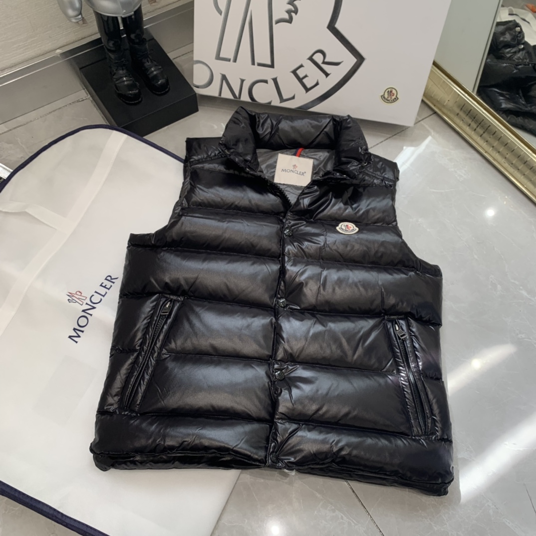 Moncler 蒙口 最最经典的羽绒马甲  早秋和暖冬可以说是必备款了，随便搭件卫衣、毛衣，上身超暖和超