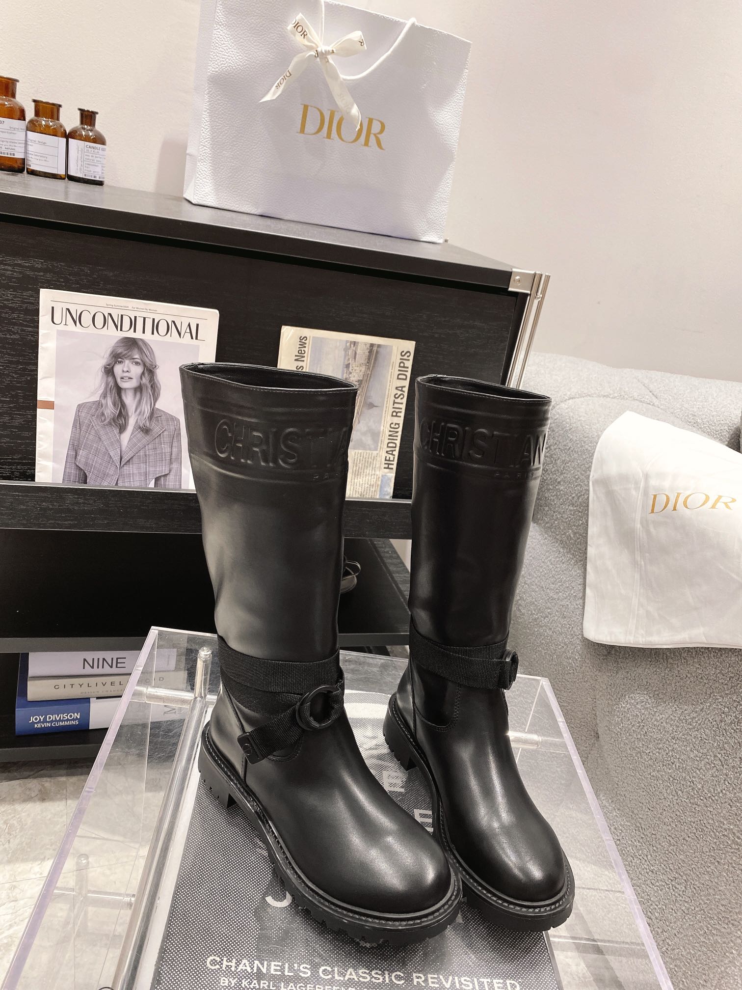 Luxury Dior Leather Sneakers with Embossed Detail and Letter Button, Various Sizes. - 图片 2