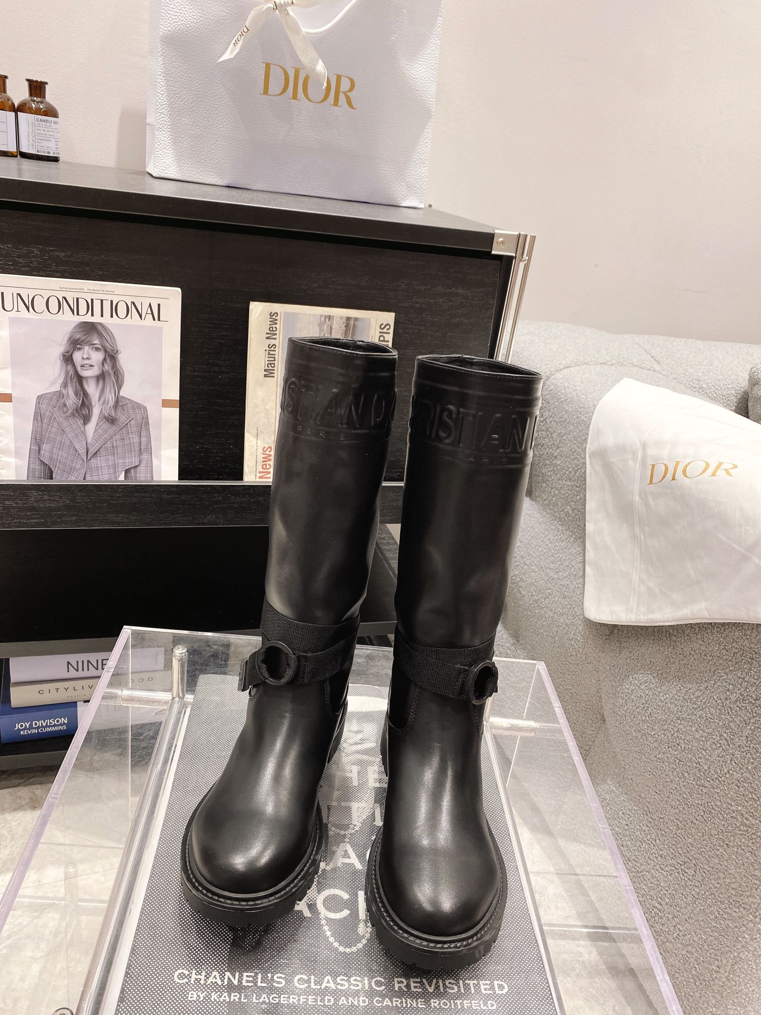 Luxury Dior Leather Sneakers with Embossed Detail and Letter Button, Various Sizes. - 图片 9