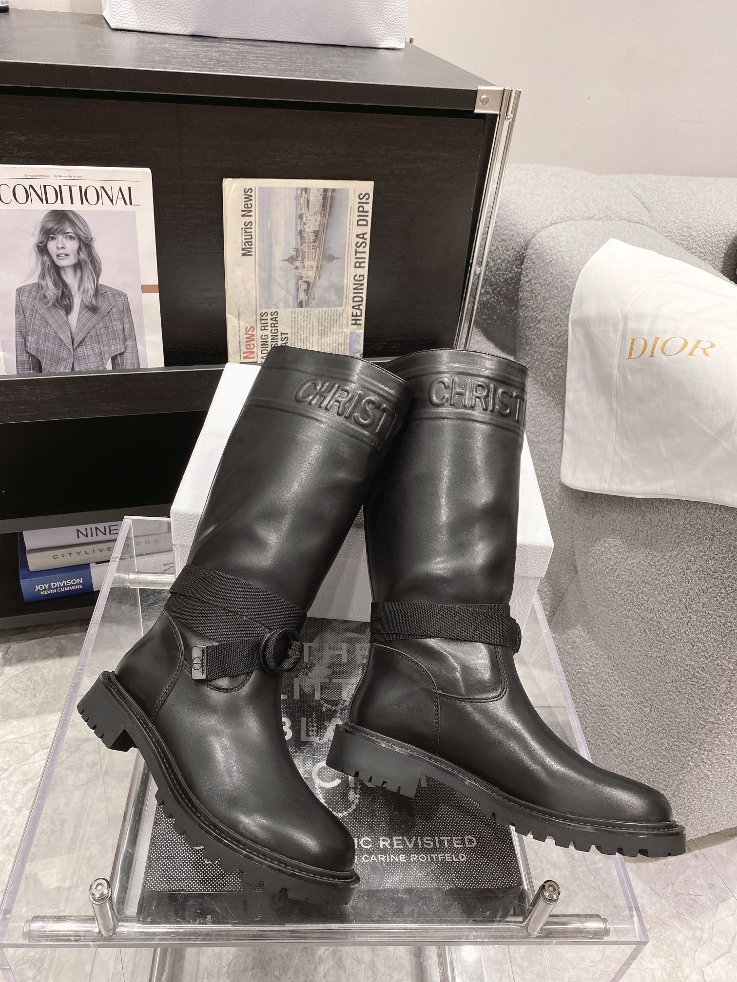 Luxury Dior Leather Sneakers with Embossed Detail and Letter Button, Various Sizes. - 图片 8