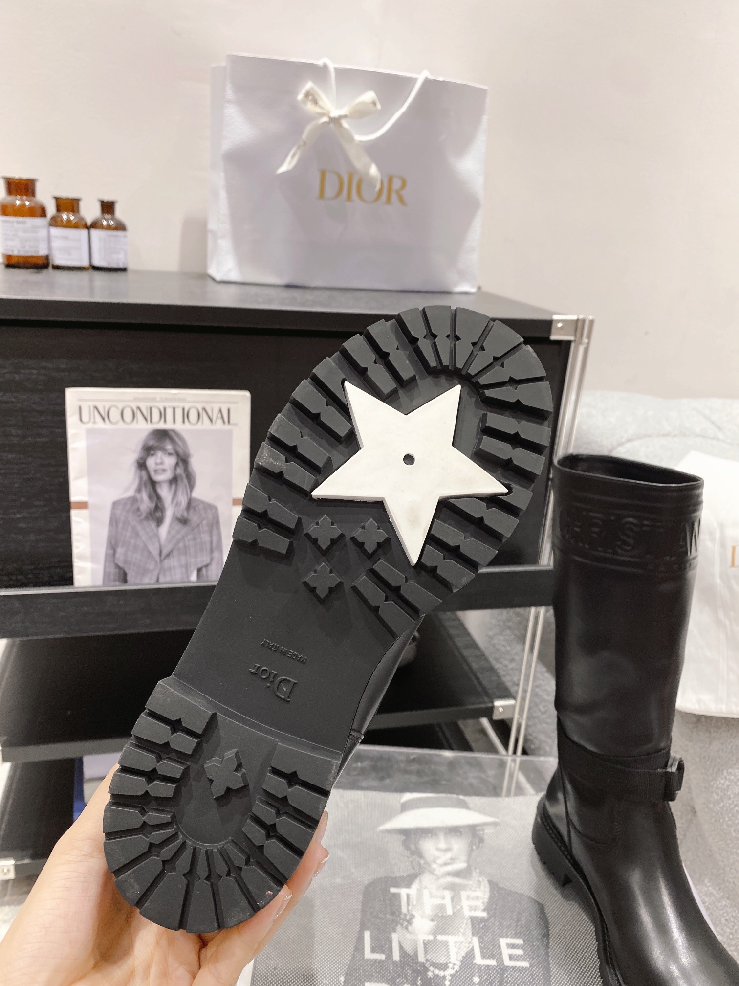 Luxury Dior Leather Sneakers with Embossed Detail and Letter Button, Various Sizes. - 图片 5