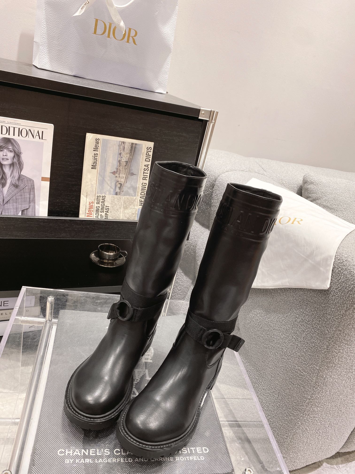 Luxury Dior Leather Sneakers with Embossed Detail and Letter Button, Various Sizes. - 图片 6