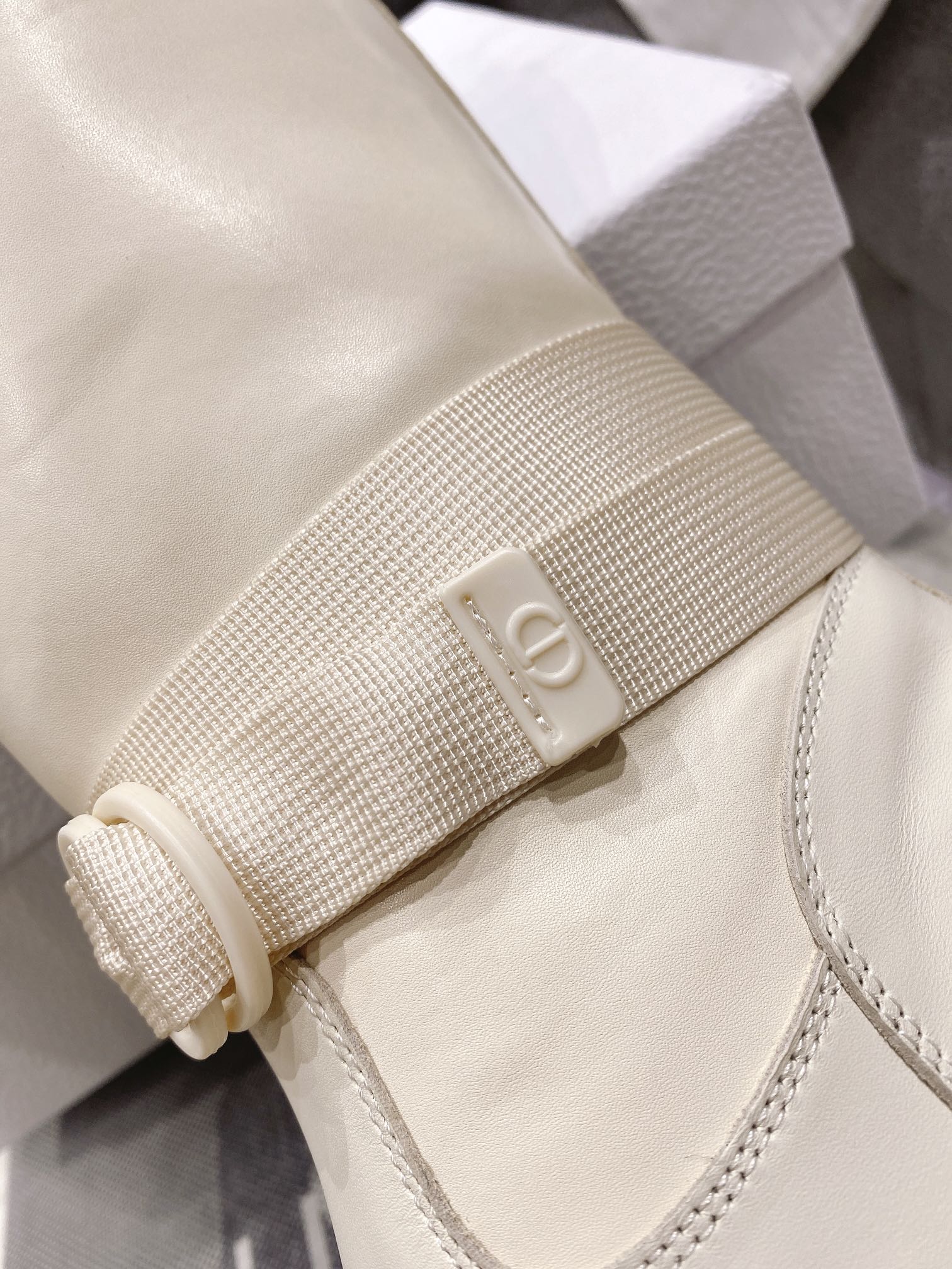 Luxury Dior Leather Sneakers with Original Details, Various Sizes and Prices - 图片 4