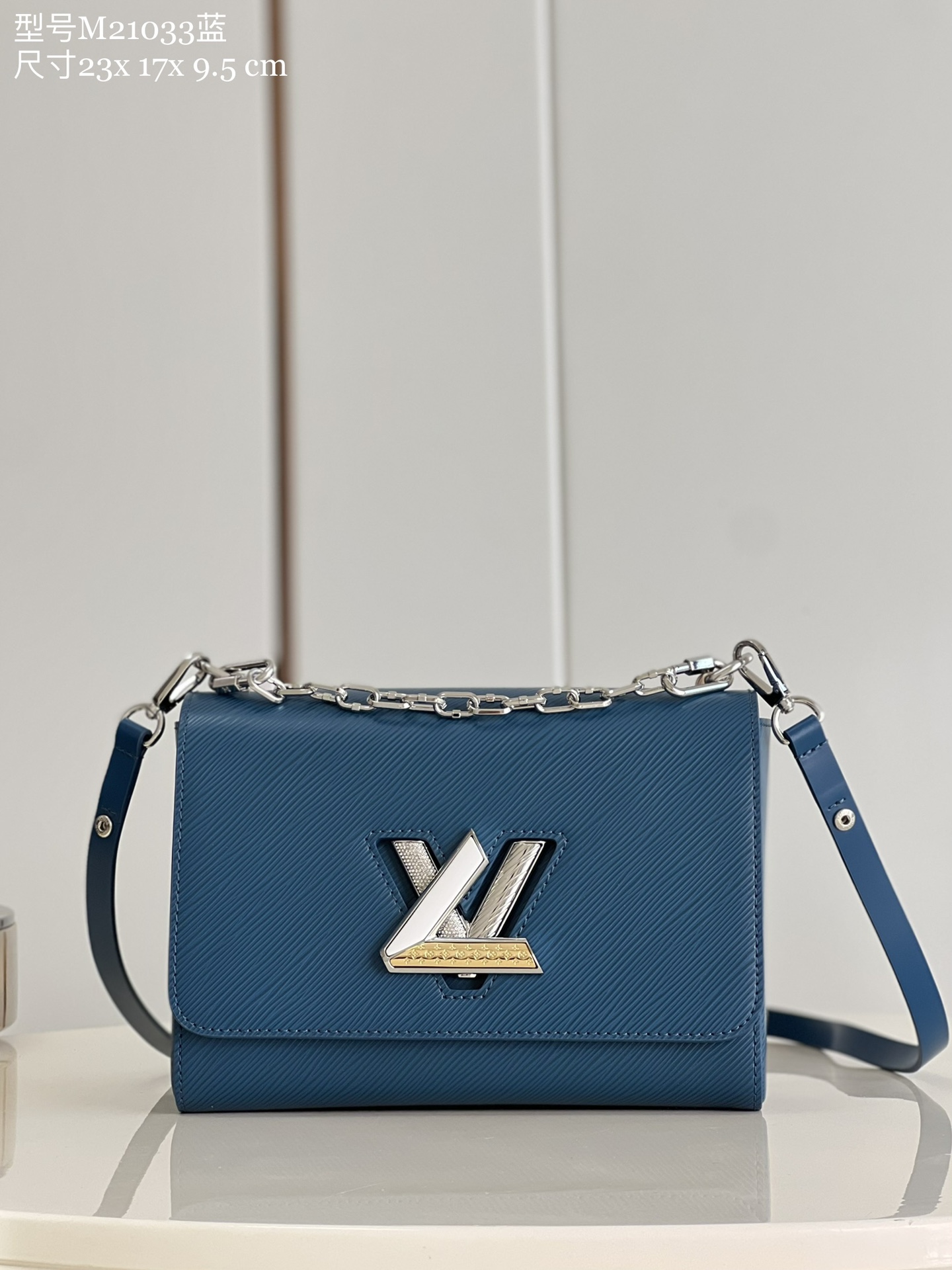 NO:399352,【Exclusive real photo M21033 blue】This Twist medium-sized handbag injects artificial diamonds, enamel, Monogram inscriptions and Epi leather texture inscriptions into the Twist twist lock, making the classic elements appear complex and colorful, and is paired with a detachable and adjustable faceted chain. Size 23x 17x 9.5 cm S.,LV [original leather],louis vuitton19860909【独家实拍 M21033蓝】本款 Twist 中号手袋将人造钻石、珐琅、Monogram 铭纹和 Epi 皮革纹理铭纹注入Twist 扭锁,令经典元素呈现繁复炫彩,搭配可拆卸并调节的刻面链条.尺寸23x 17x 9.5 cm S.,LV【原厂皮】,louis vuitton,Bag
