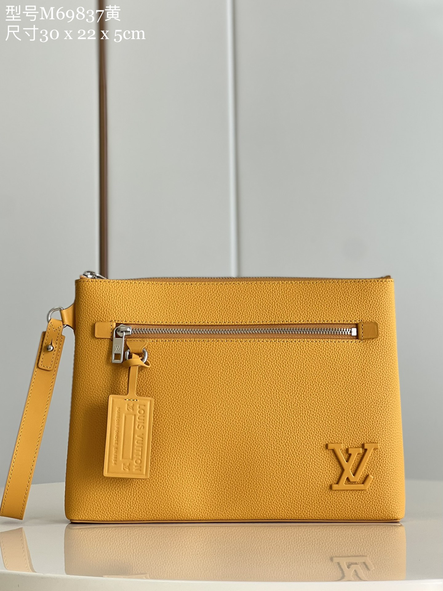 NO:399345,【Exclusive real photo M69837 yellow】This iPad storage bag is made of Aerogram leather, which is as soft as an old-style aviation letterhead, and is paired with customizable labels and metal LV logos. Zipper closure and removable shoulder straps are easy to carry tablets and other small items. Size 30 x 22 x 5cm z.,LV [original leather],louis vuitton19860909【独家实拍M69837黄】本款 iPad 收纳包取材 Aerogram 皮革,仿佛旧式航空信笺一般柔软,搭配可定制标签和金属 LV 标识.拉链开合和可拆卸肩带便于随身携带平板电脑和其他小物.尺寸30 x 22 x 5cm z.,LV【原厂皮】,louis vuitton,Bag