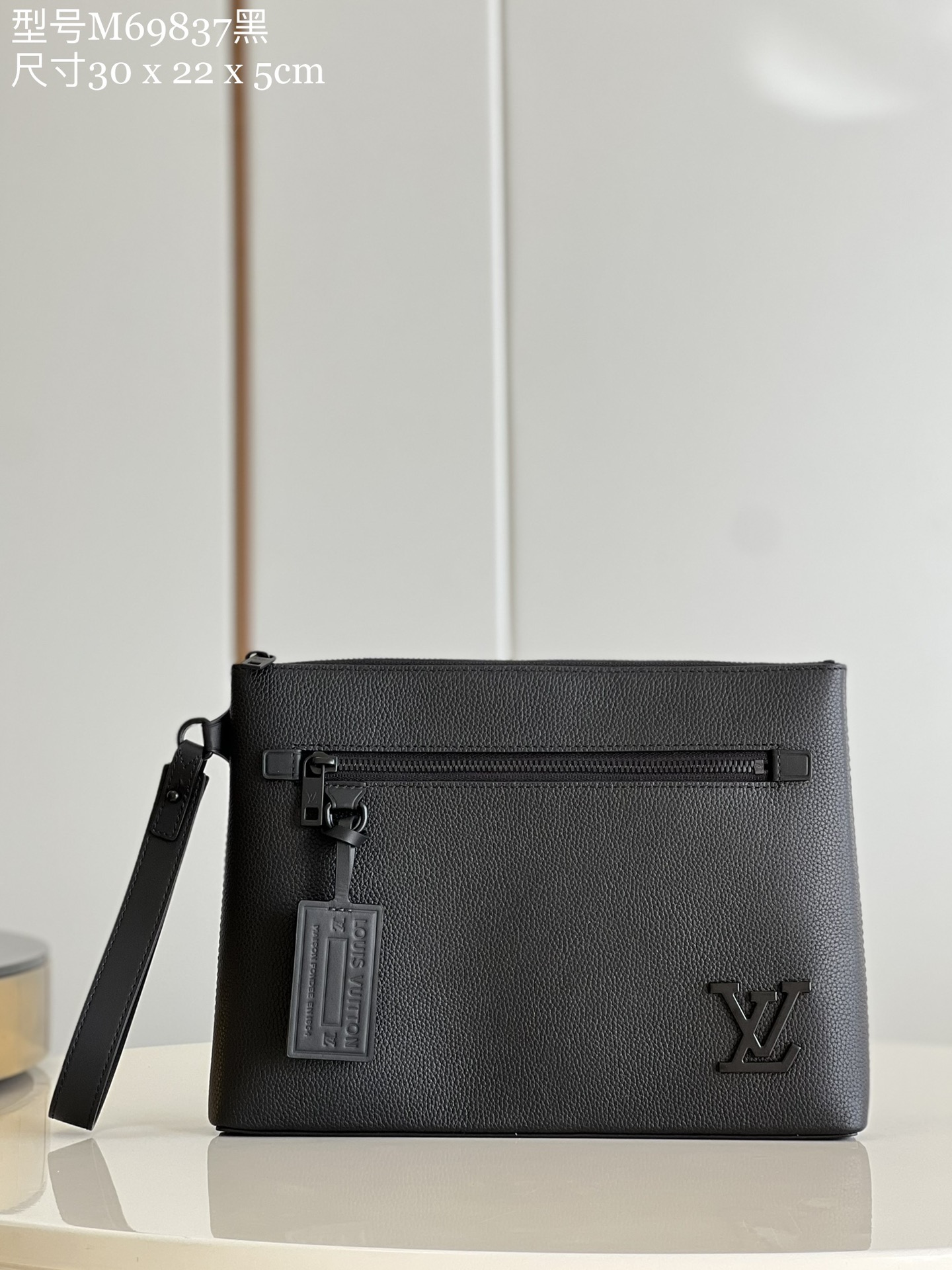 NO:399351,【Exclusive real photo M69837 black】This iPad storage bag is made of Aerogram leather, which is as soft as an old-style aviation letterhead, and is paired with customizable labels and metal LV logos. Zipper closure and removable shoulder straps are easy to carry tablets and other small items. Size 30 x 22 x 5cm z.,LV [original leather],louis vuitton19860909【独家实拍M69837黑】本款 iPad 收纳包取材 Aerogram 皮革,仿佛旧式航空信笺一般柔软,搭配可定制标签和金属 LV 标识.拉链开合和可拆卸肩带便于随身携带平板电脑和其他小物.尺寸30 x 22 x 5cm z.,LV【原厂皮】,louis vuitton,Bag