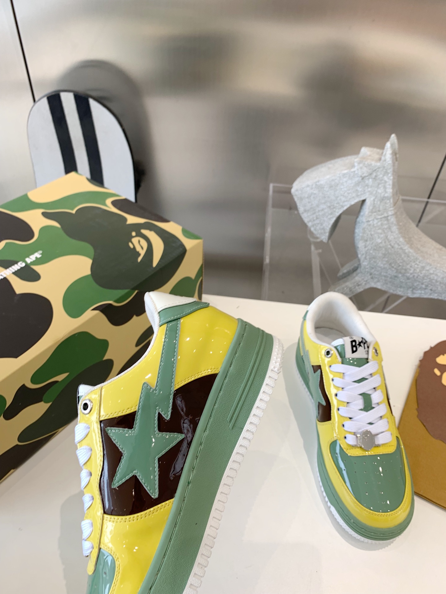 BAPE STATM Sneakers: Classic Style with Iconic Color and Retro Texture - 图片 3