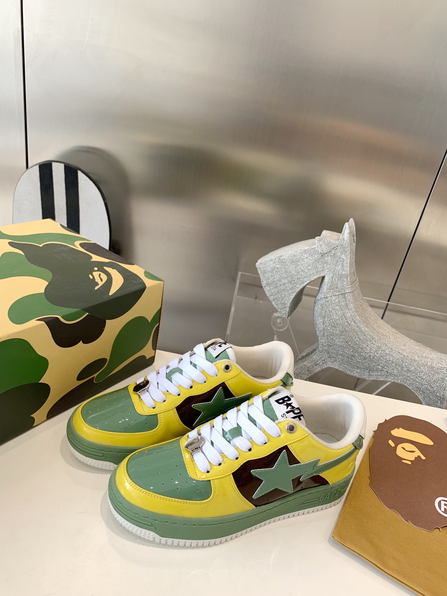 BAPE STATM Sneakers: Classic Style with Iconic Color and Retro Texture - 图片 2