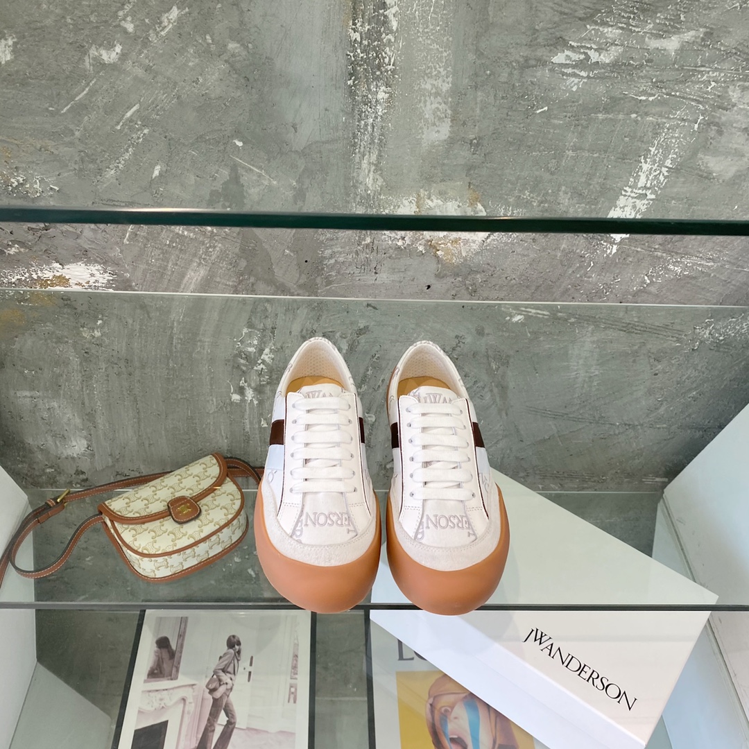 Fashion Highlights: Jw Anderson’s Tweeded Lovebirds and Embroidered Logo Collection