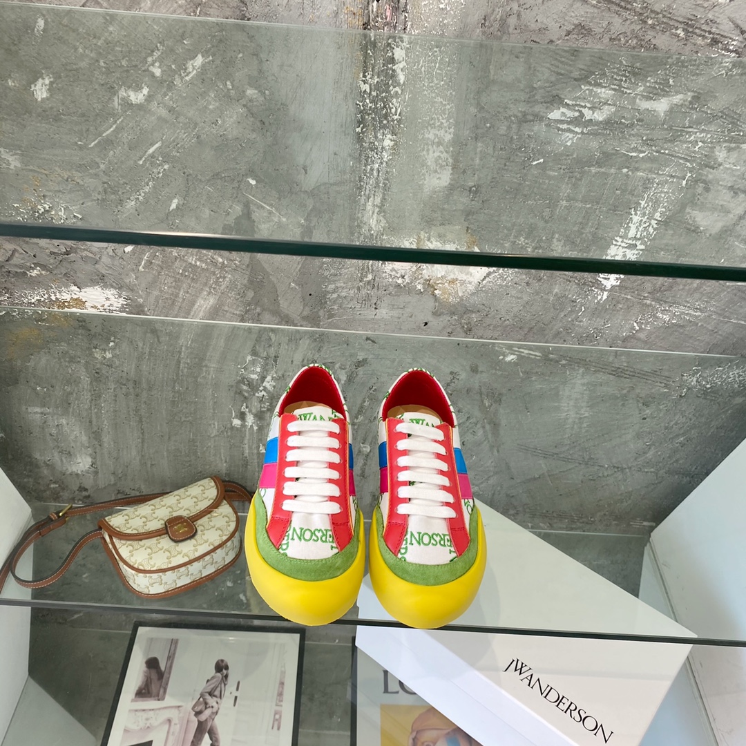 Embroidered Canvas by Jw Anderson: Youthful Energy and Stylish Ecstasy in Original Designs