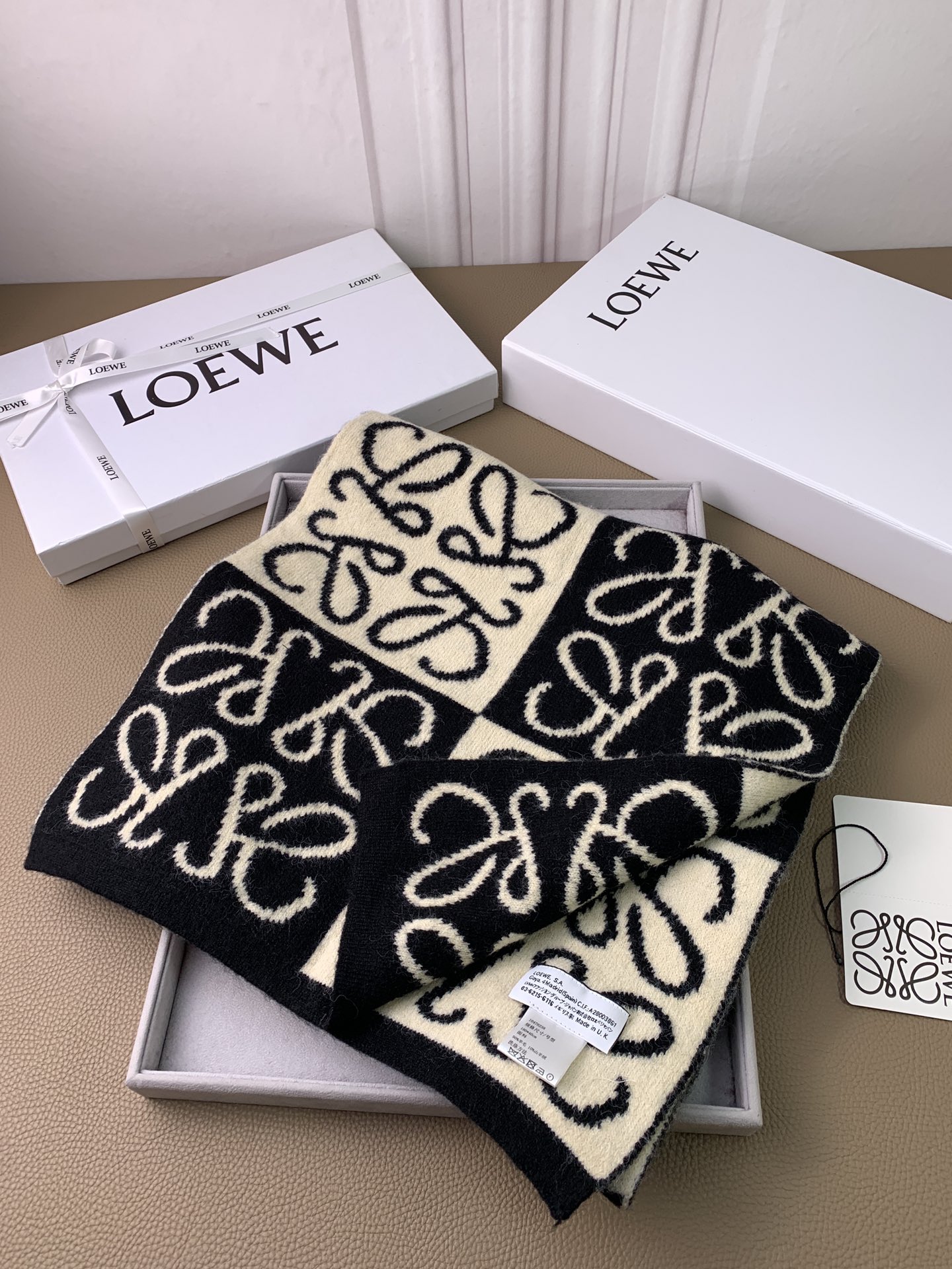 loewe新款针织围巾！低调的奢侈感极品柔美精英高手级别的时髦感围巾！这款loewe羊绒提花围巾越看越爱