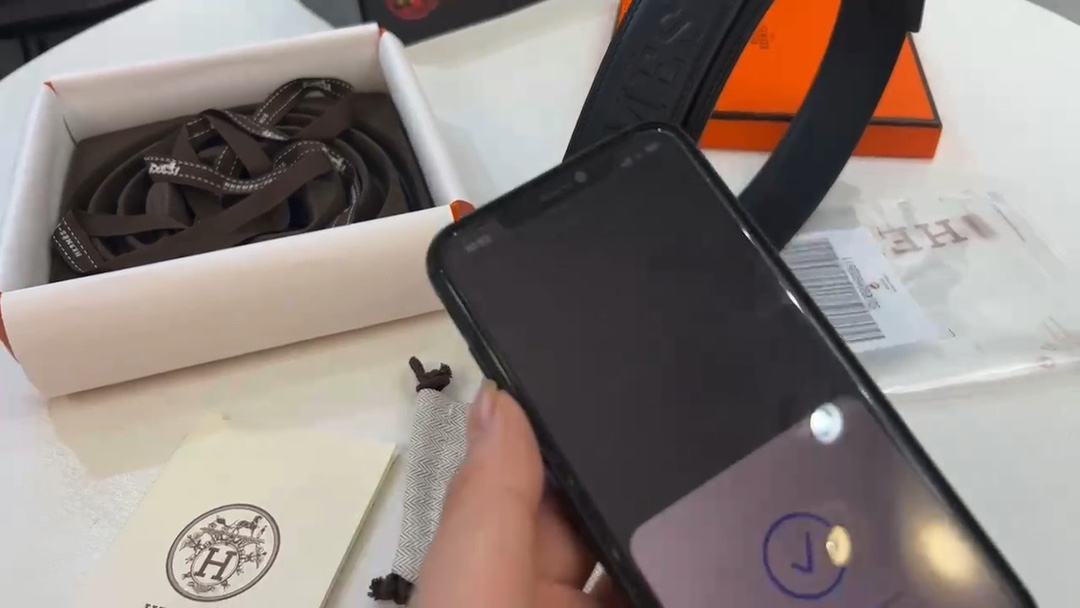 Hermès 条形纹头层牛皮。皮质极佳，爱马仕新款镶钻石精钢五金