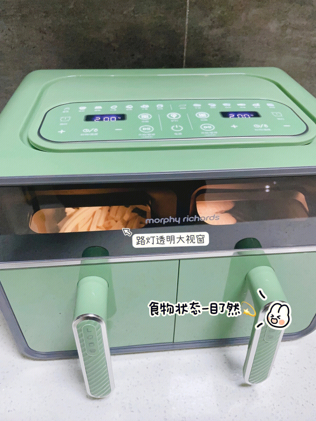🍕摩飞双仓空气炸锅
厨房好物分享|||一秒爱上的空气炸锅分享来了~
家里有个小馋嘴宝宝,总是惦记各种油炸食品,之前入手了一个空气炸锅,用过一段时间真的不是很理想,容量小,并且每次都只能做一种食物,放在一起还会窜味~闺蜜的强势安利让我入手了摩飞家的双仓空气炸锅,原来还有这么好用的厨房神器!
🌈我选择的绿色,实物真的太惊艳了,高级,精致,细节满满
🌈4L+4L双仓设计,容量大,有时候家里来客人也是完美应对
🌈双仓独立操作面板,人少时,还能单独只使用,非常节能
🌈搭配炉灯透明大视窗,食物状态随时可以看得到,顶置触控大面板,老人也能轻松使用
🌈720度立体高速加热,炸出来的食物外酥里嫩,再也不用担心受热不均匀导致口感差的问题了
🌈分体式炸锅炸篮,一抹一冲就干净了~
#厨房好物 #空气炸锅