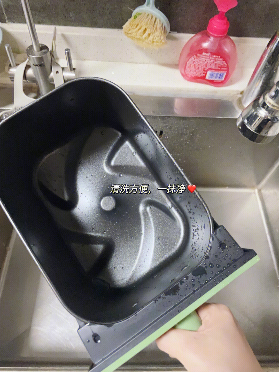 🍕摩飞双仓空气炸锅
厨房好物分享|||一秒爱上的空气炸锅分享来了~
家里有个小馋嘴宝宝,总是惦记各种油炸食品,之前入手了一个空气炸锅,用过一段时间真的不是很理想,容量小,并且每次都只能做一种食物,放在一起还会窜味~闺蜜的强势安利让我入手了摩飞家的双仓空气炸锅,原来还有这么好用的厨房神器!
🌈我选择的绿色,实物真的太惊艳了,高级,精致,细节满满
🌈4L+4L双仓设计,容量大,有时候家里来客人也是完美应对
🌈双仓独立操作面板,人少时,还能单独只使用,非常节能
🌈搭配炉灯透明大视窗,食物状态随时可以看得到,顶置触控大面板,老人也能轻松使用
🌈720度立体高速加热,炸出来的食物外酥里嫩,再也不用担心受热不均匀导致口感差的问题了
🌈分体式炸锅炸篮,一抹一冲就干净了~
#厨房好物 #空气炸锅