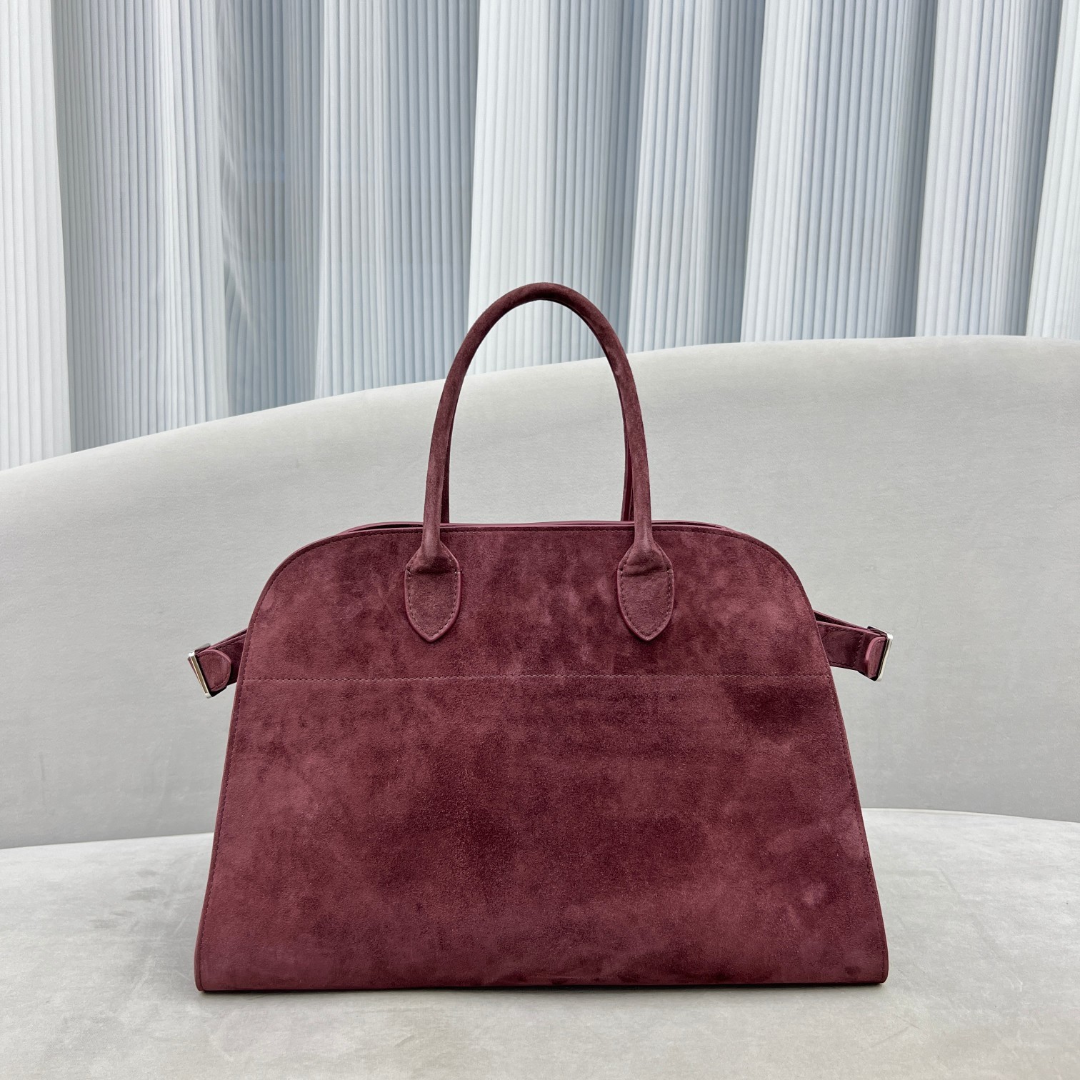 中号磨砂酒红Margaux15系列品牌在极简设计上的功力线条干净尽管没有什么logo印花的加持但整体高级