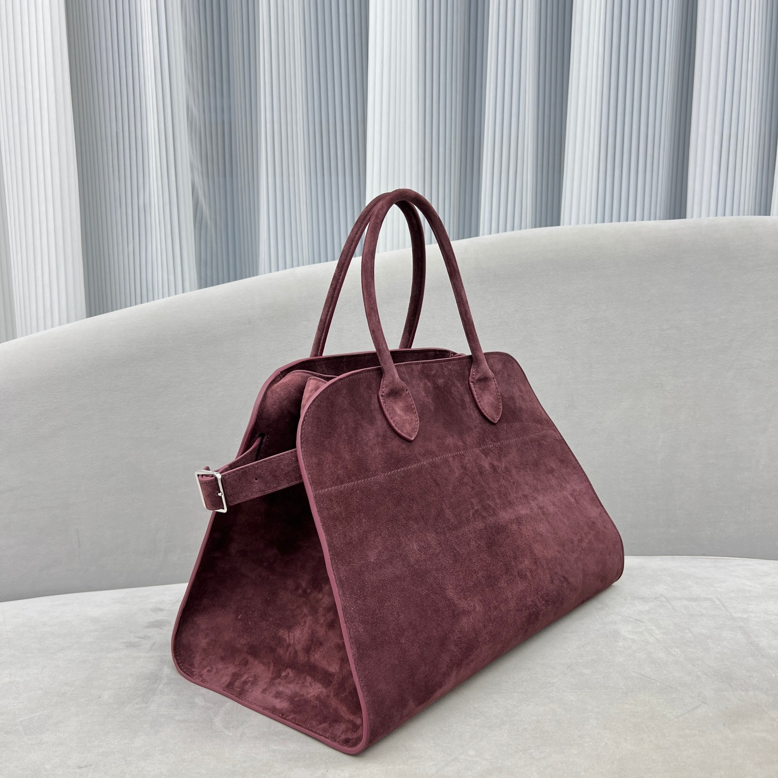 中号磨砂酒红Margaux15系列品牌在极简设计上的功力线条干净尽管没有什么logo印花的加持但整体高级