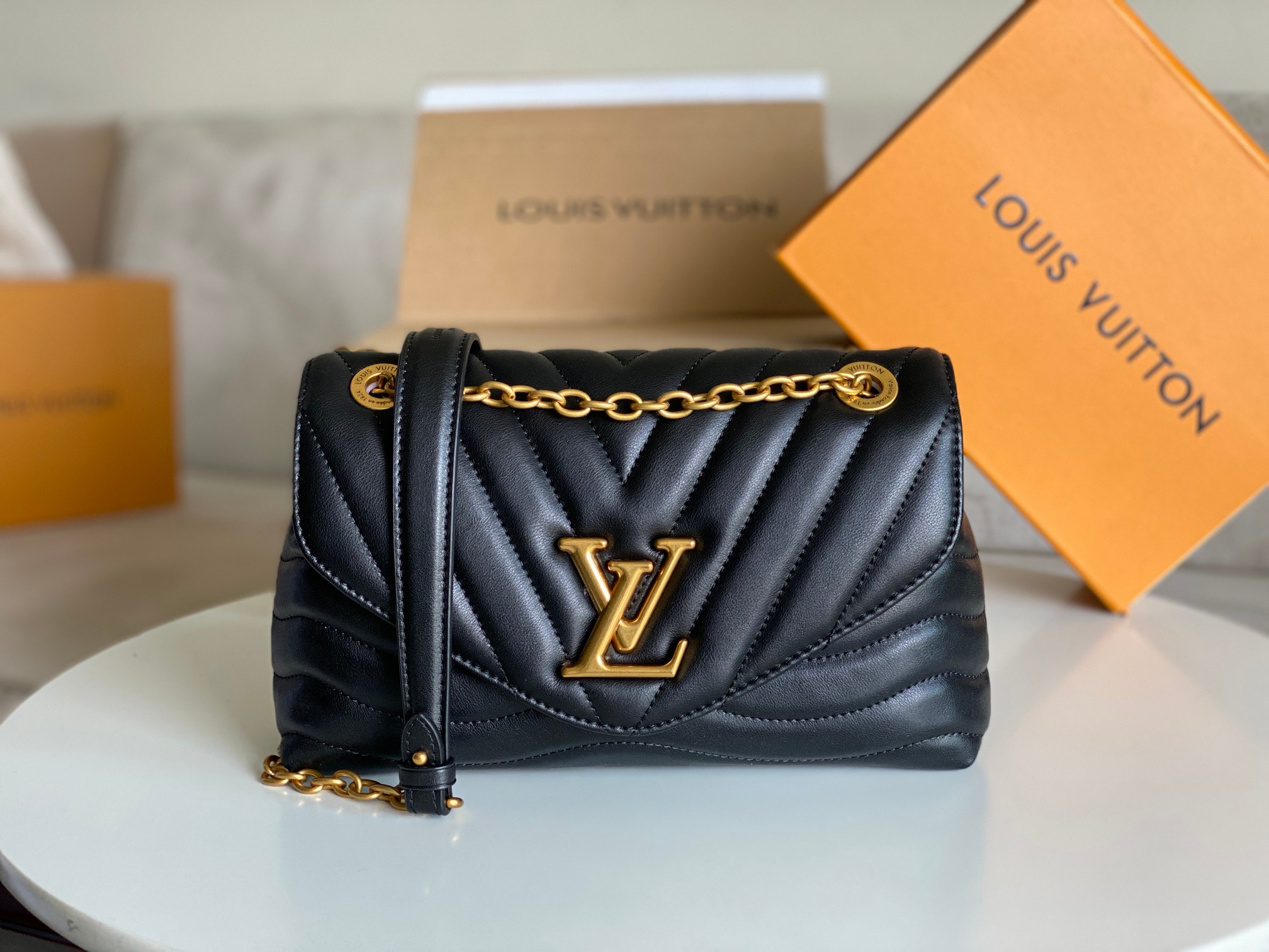 NO:200341,Details of the version perfect original single hardware [LV NEW WAVE chain bag] m58552 58549 V-shaped quilted chain bag handbag Retro golden chain slideshows make it soft by carving small holes while folding fasteners. Due to its multiple compartments, the interior makes women's essentials easier to place. Easy to identify chain bag with LV badge logo. Size 24x14x9cm, LV [top original single], louis vuitton, gold19860909对版开发细节完美原单五金【LV NEW WAVE 链条包】m58552 58549 V 形绗缝的链袋手袋 复古黄金色链幻灯片通过雕刻小孔,而折叠扣件使其柔软.由于它的多个隔间,内部使女性的必需品更容易置放.容易识别的 LV 徽章标志的链条包. 尺寸24x14x9cm,LV【顶级原单】,louis vuitton,gold,Bag