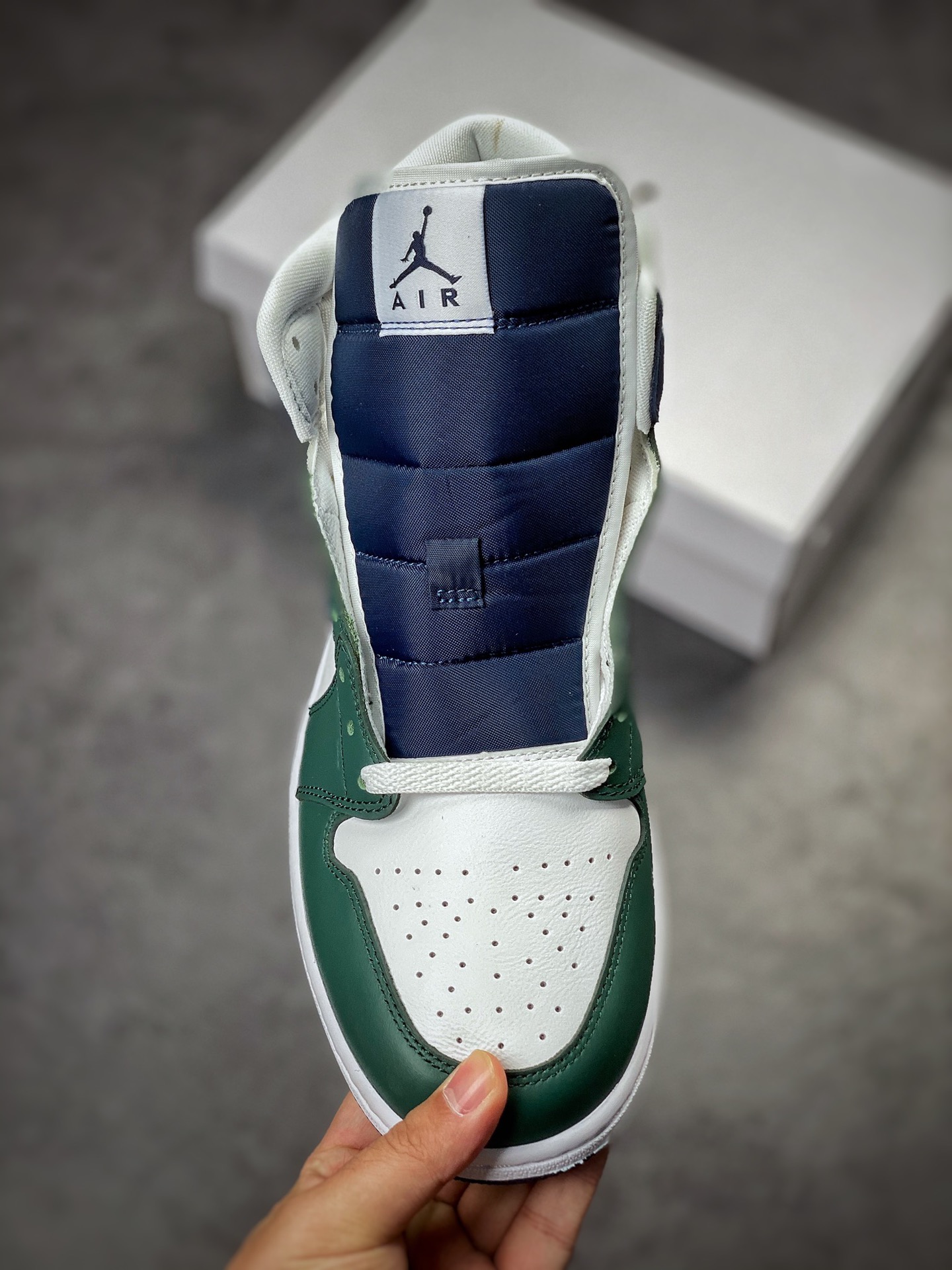 260 原装裸鞋级 市面最高工艺产物 Air Jordan 1 Mid 纯原系列 DZ5326-300