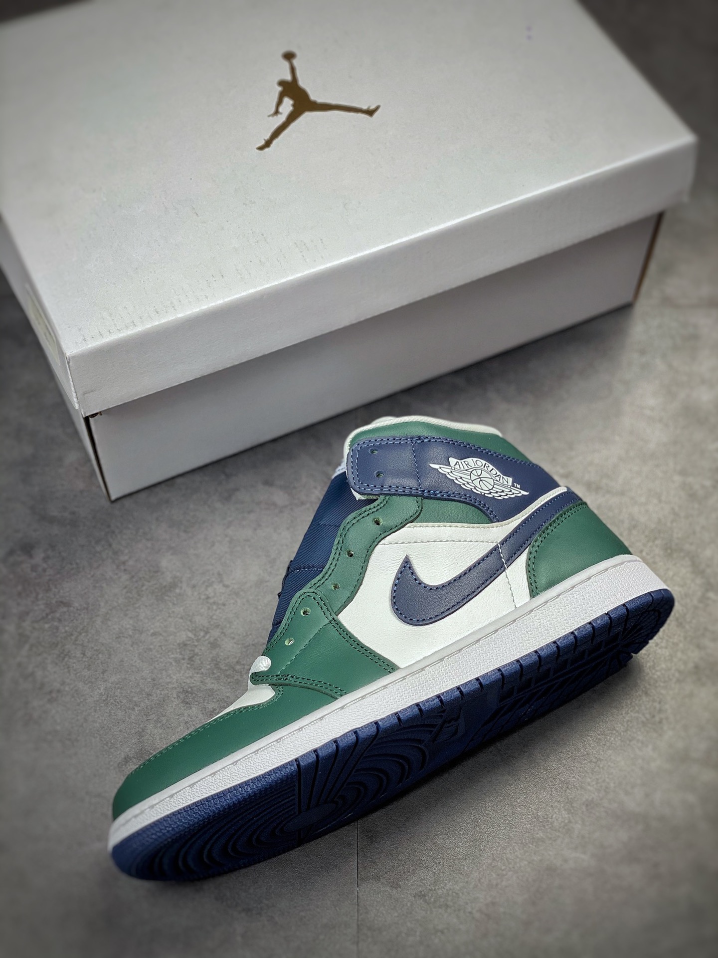 260 原装裸鞋级 市面最高工艺产物 Air Jordan 1 Mid 纯原系列 DZ5326-300
