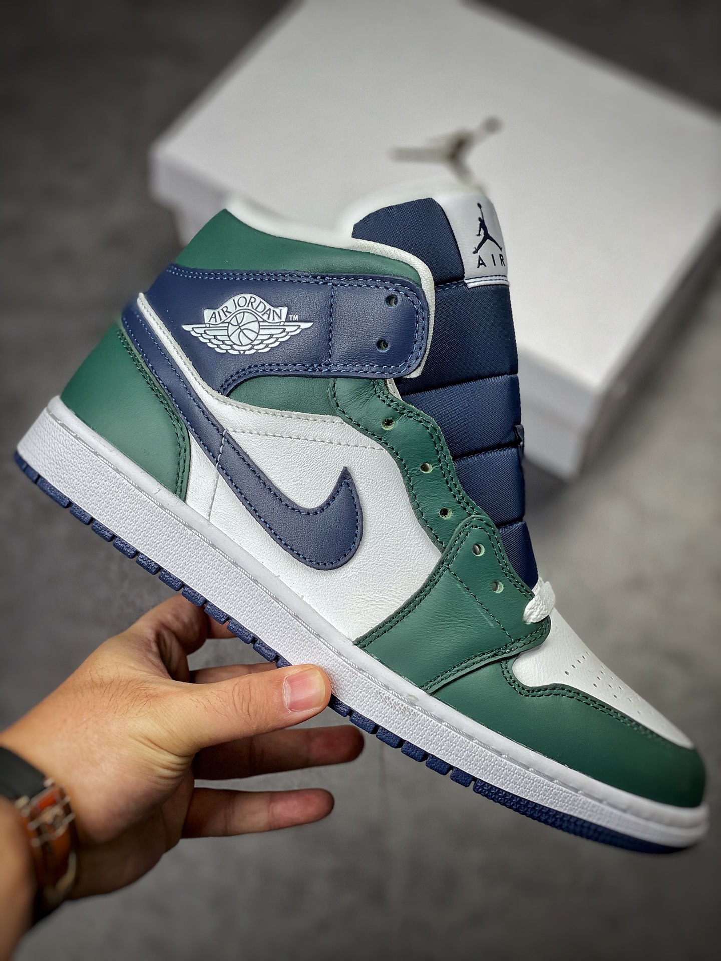 260 原装裸鞋级 市面最高工艺产物 Air Jordan 1 Mid 纯原系列 DZ5326-300