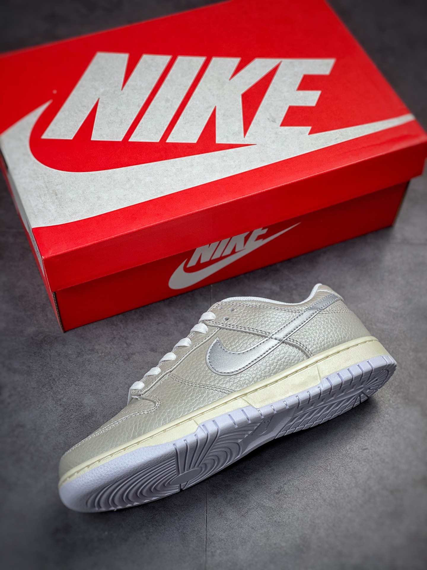 280 Nike SB Dunk Low "Metallic Silver" 金属银 DX3197-095