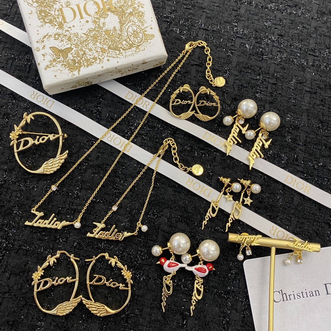 编码E1418 🛍耳钉热销款火爆上新❣🛍同步专柜‼️独家高端品质实拍图‼️代购级别‼️做工精致细腻👍重工